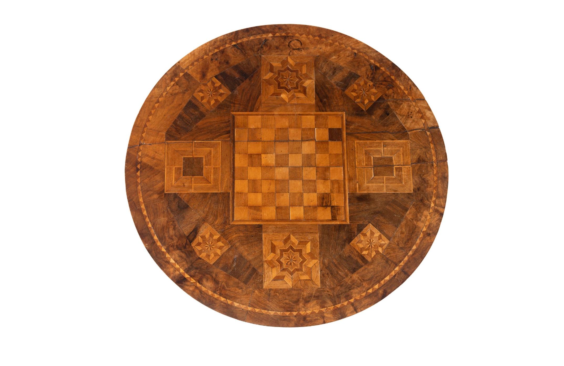 A 19th Century English Marquetry Game Table, Gaming Set and Treen Box. In Excellent Condition For Sale In Buchanan, MI