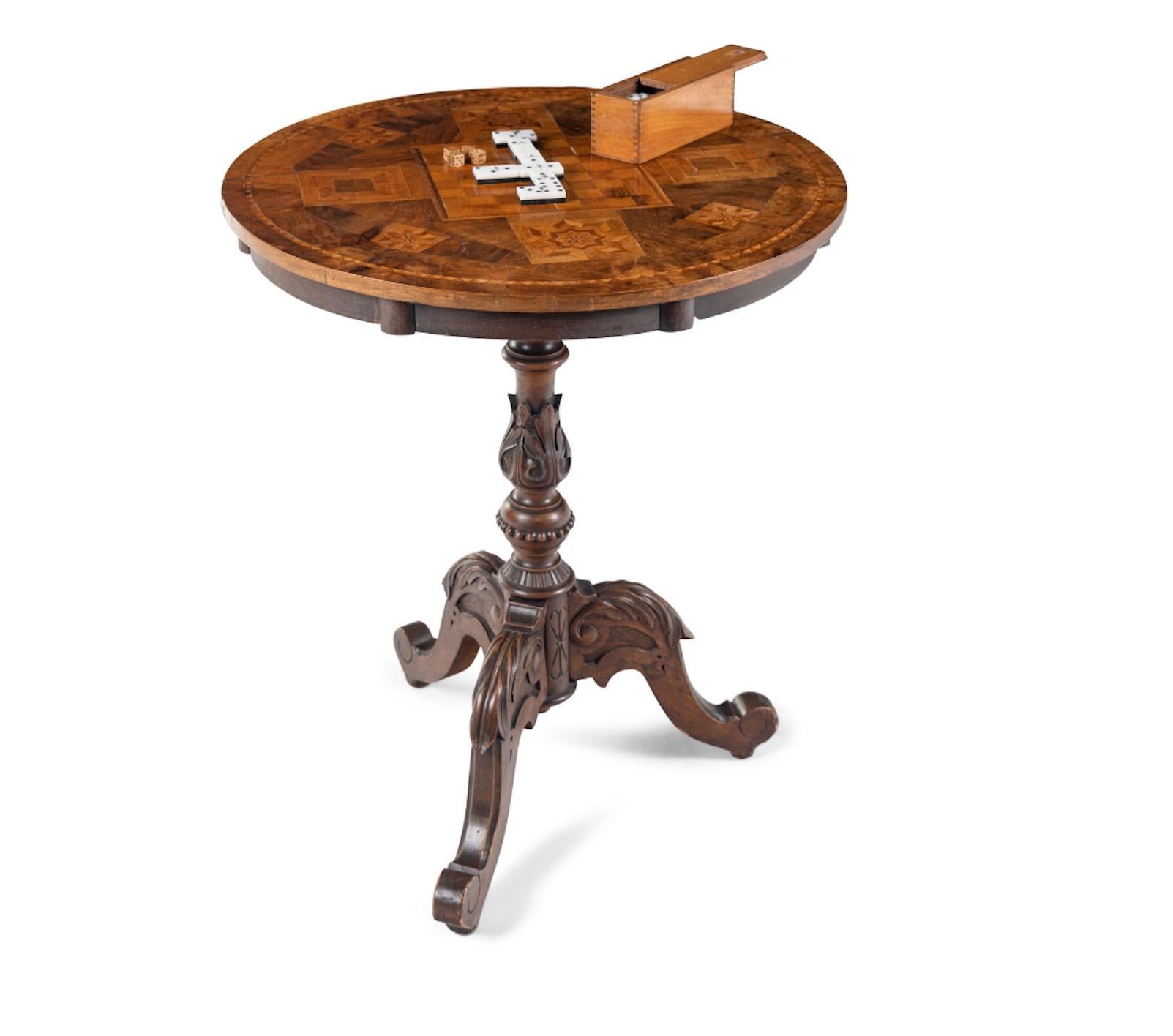 Ein englischer Intarsien-Spieltisch des 19. Jahrhunderts, Spieltisch, Gaming-Set und Holzschachtel. im Zustand „Hervorragend“ im Angebot in Buchanan, MI