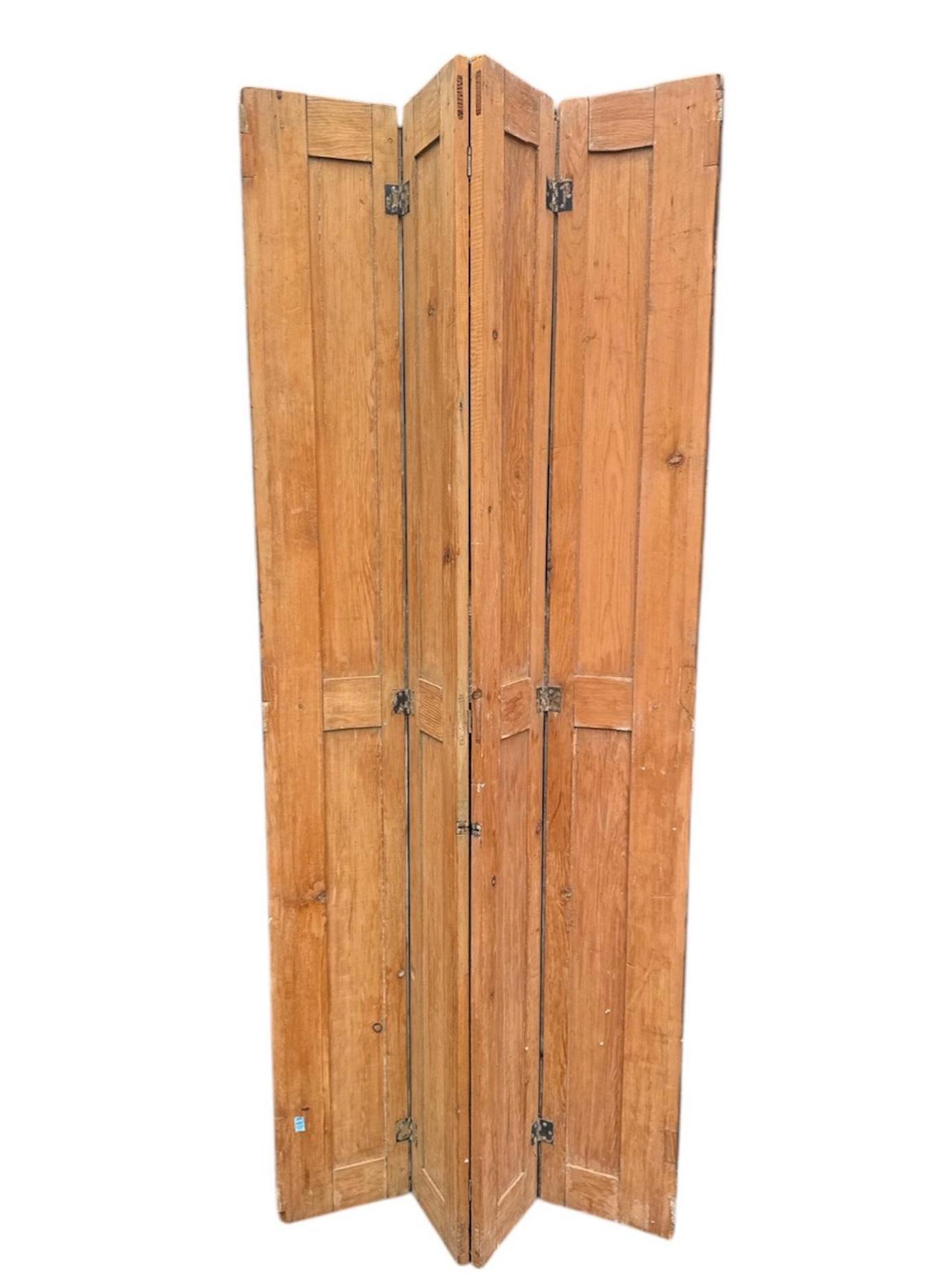 XIXe siècle Diviseur de pièce en pin du 19ème siècle, à panneaux surélevés, très belle couleur et patine. en vente