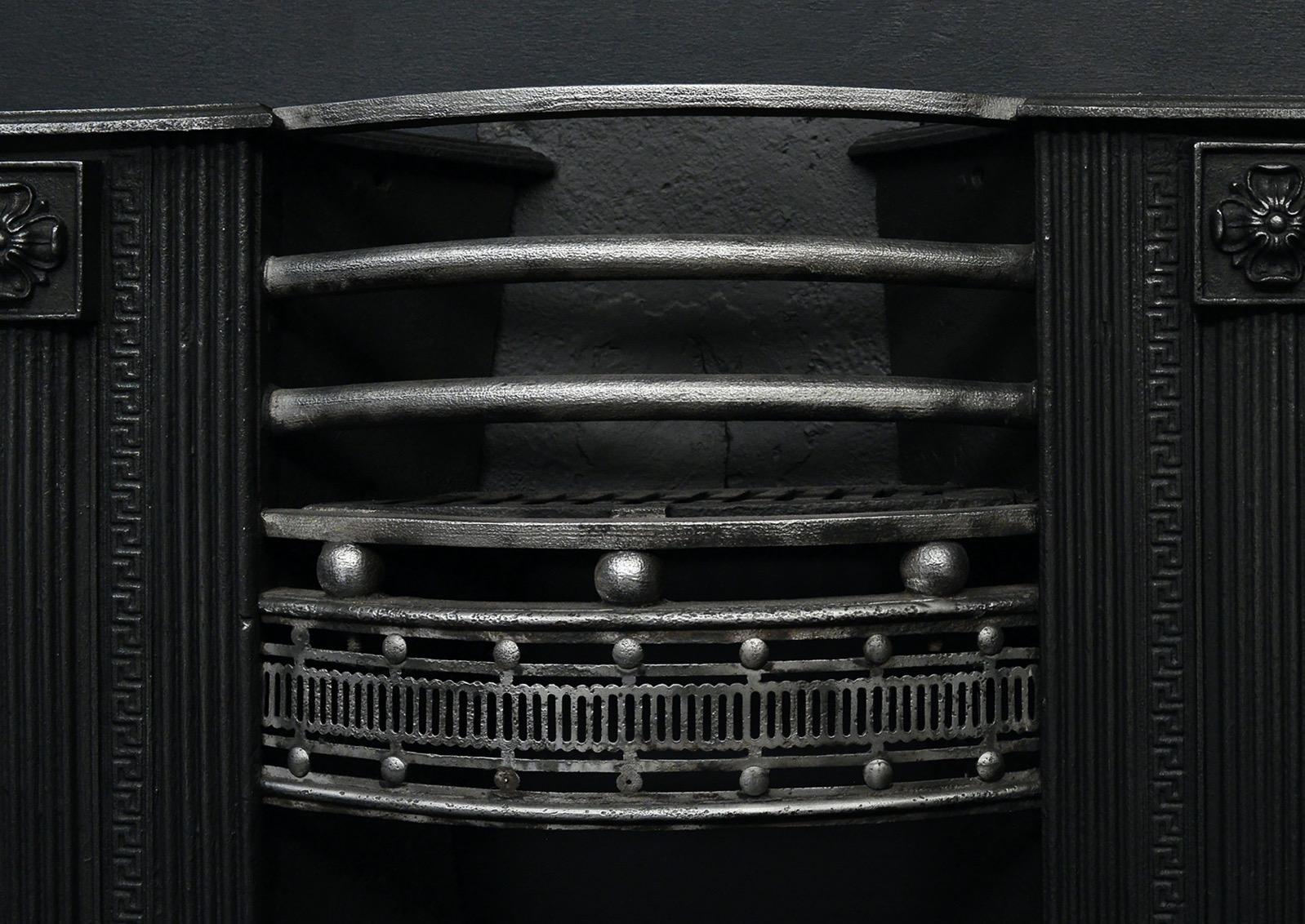 Una griglia per piano cottura in ghisa inglese del XIX secolo di buona qualità. Le sbarre anteriori ad arco con tasto scanalato traforato al di sotto, affiancate da pannelli con rosette e patere. Circa 1810. 

Larghezza anteriore:	856 mm      	33