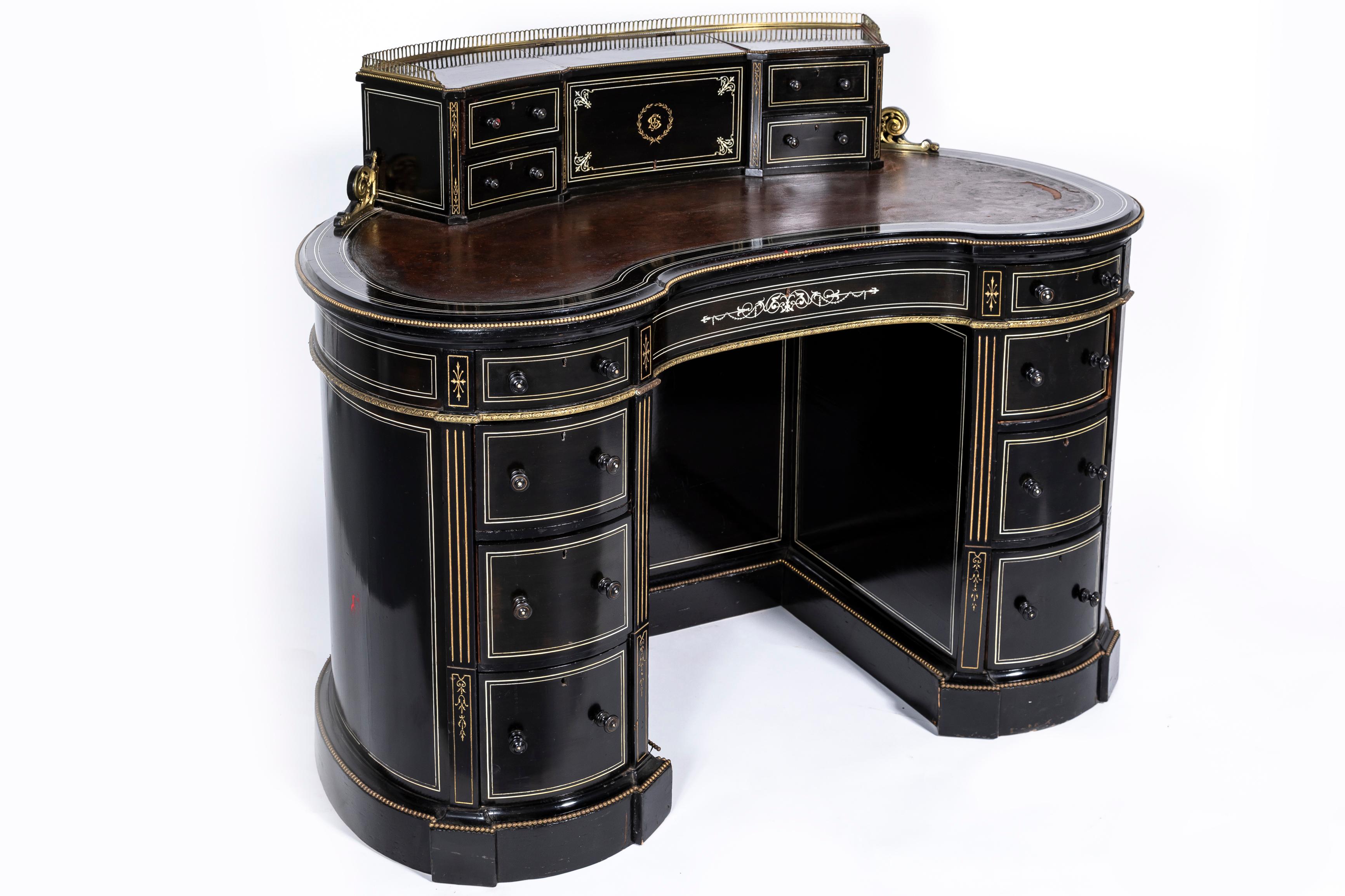 A 19th Century English Regency Form Niere Schwarz Ebenholz Schreibtisch mit Schubladen und Ormolu Halterungen.  Der gesamte Schreibtisch ist wunderschön von Hand geschnitzt, ebonisiert und mit Ormolu-Beschlägen versehen.  Dieses Stück ist besonders