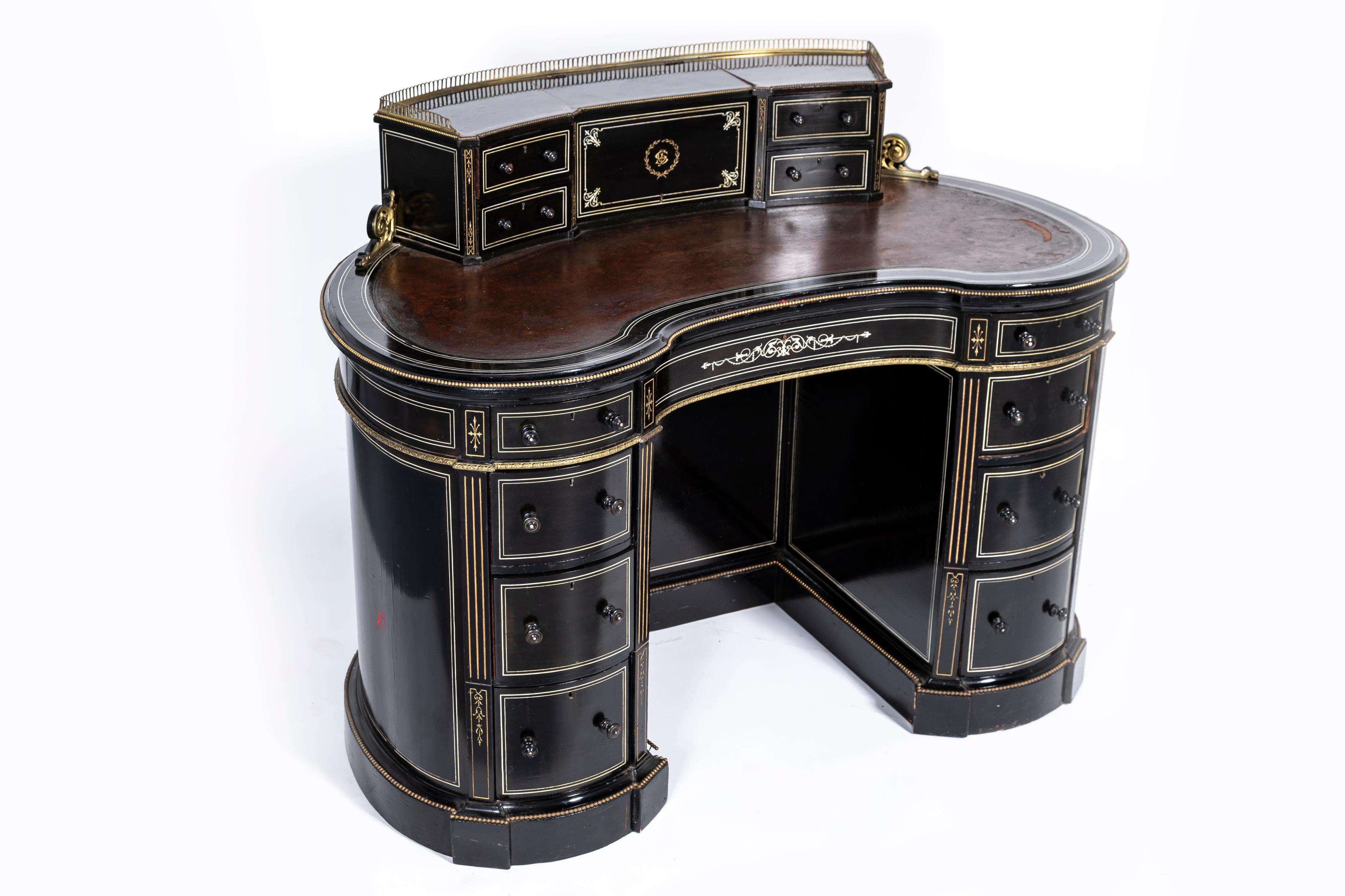A 19. Jahrhundert Englisch Regency Nieren Form Schwarz Ebenholz Schreibtisch (Handgeschnitzt) im Angebot