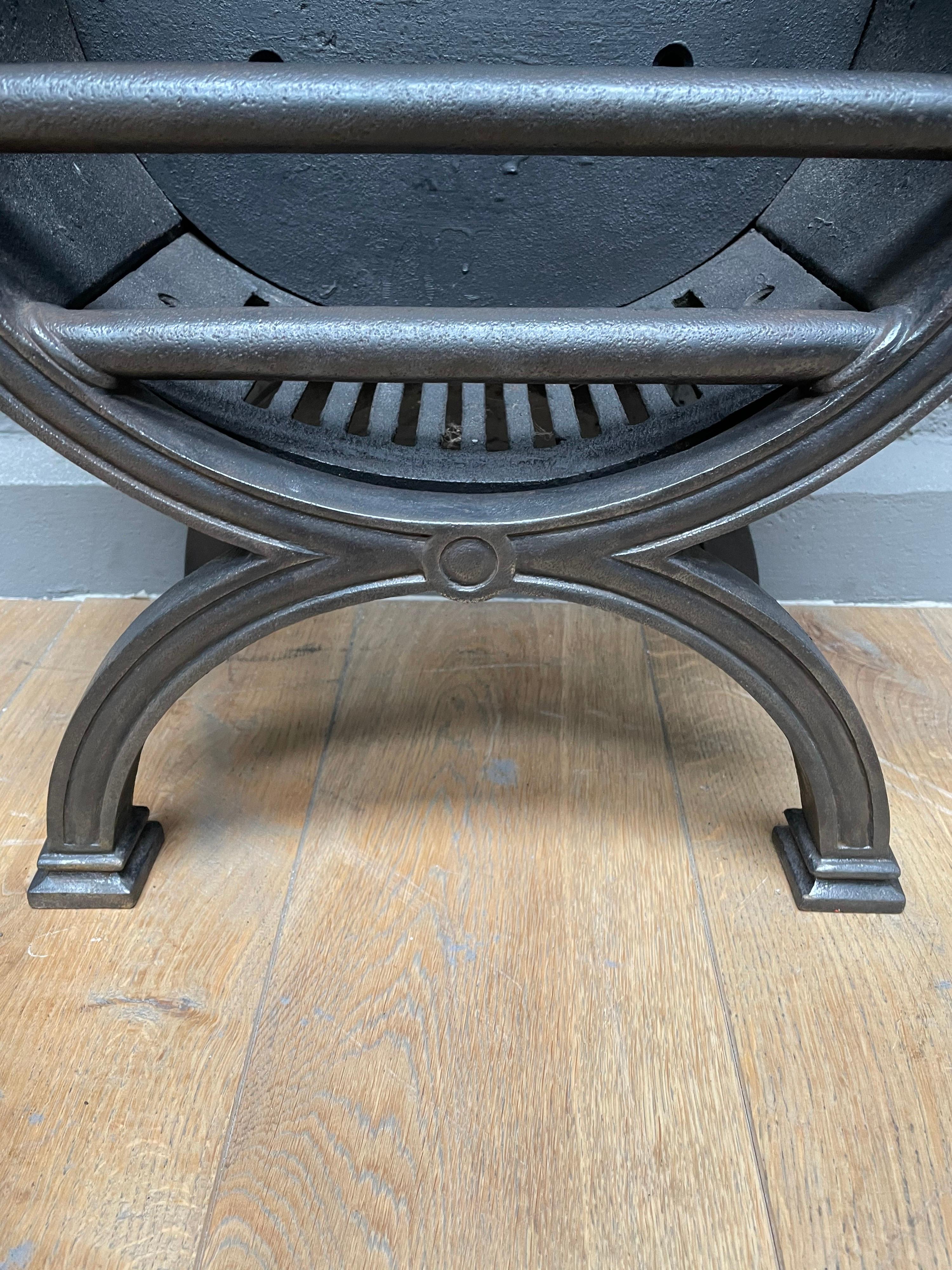 19th Century English Regency Style Polished Cast Iron Fire Grate In Good Condition For Sale In London, GB