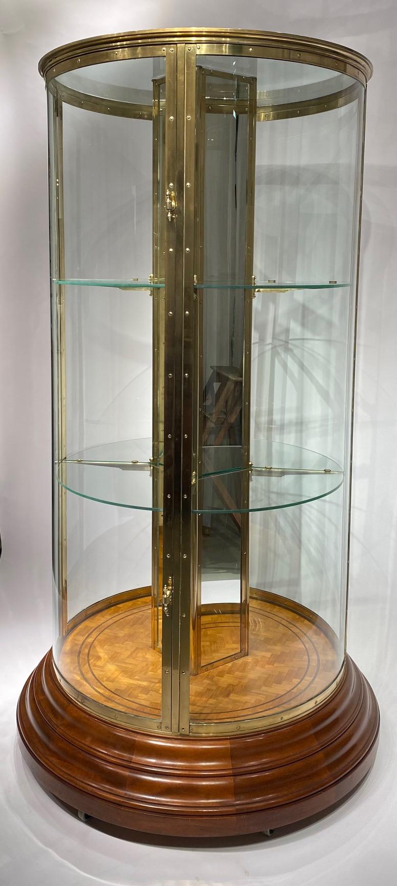 An early 20th century English round freestanding  display cabinet. In Good Condition In Wijnegem, BE