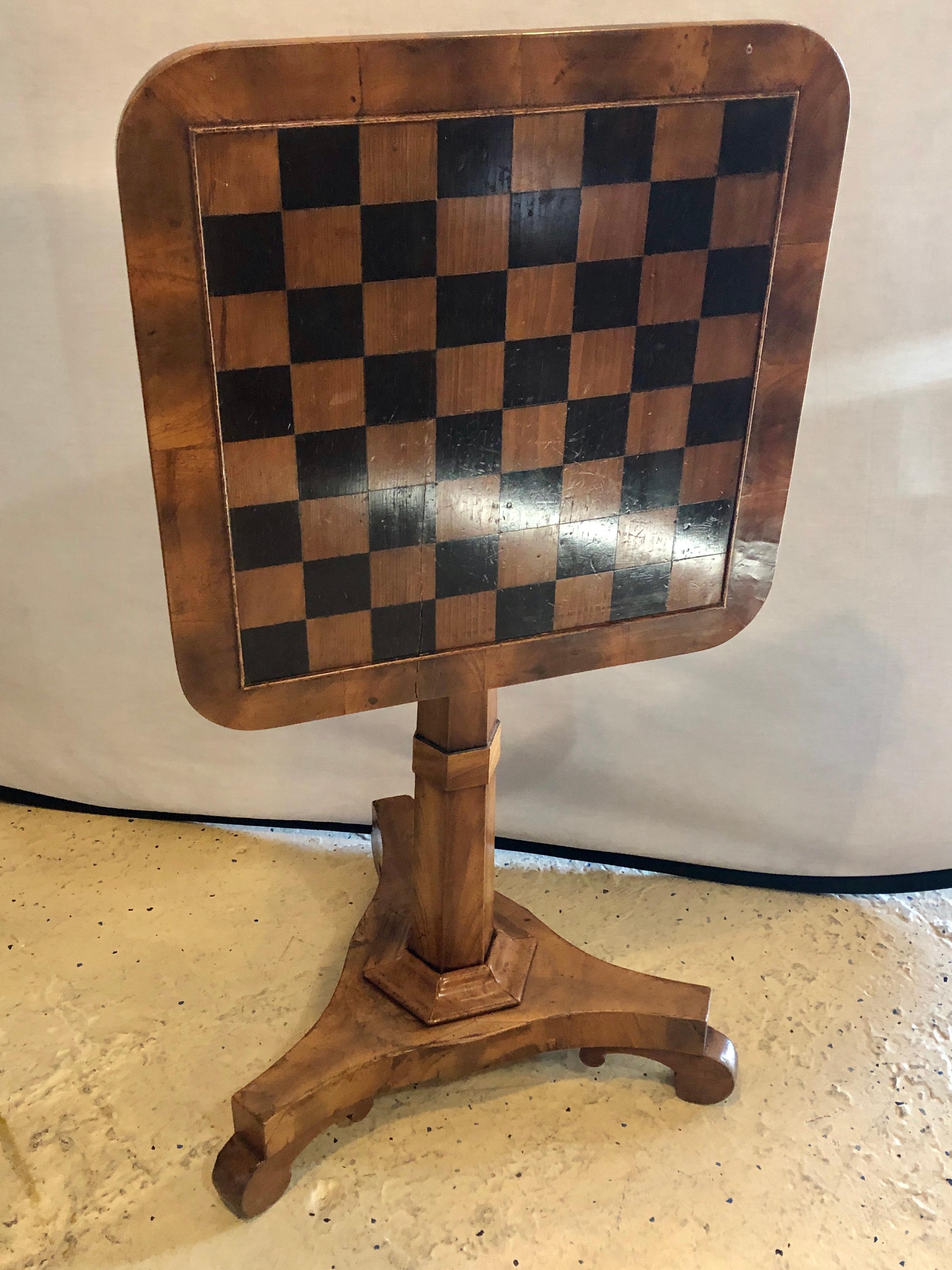Englisches Schachbrett- oder Kartentisch mit Klappdeckel aus dem 19. Jahrhundert (George I.) im Angebot