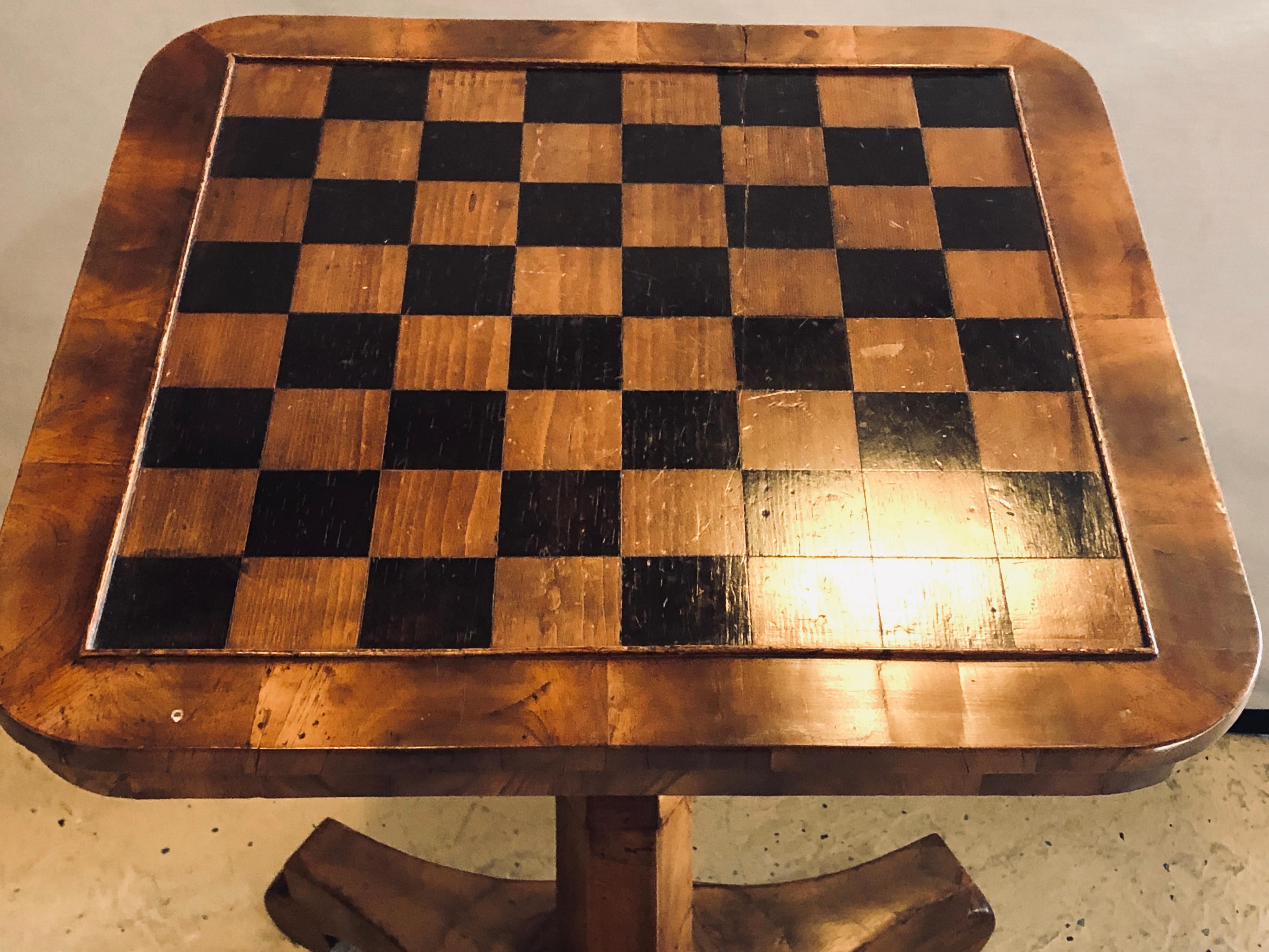 Englisches Schachbrett- oder Kartentisch mit Klappdeckel aus dem 19. Jahrhundert im Zustand „Gut“ im Angebot in Stamford, CT