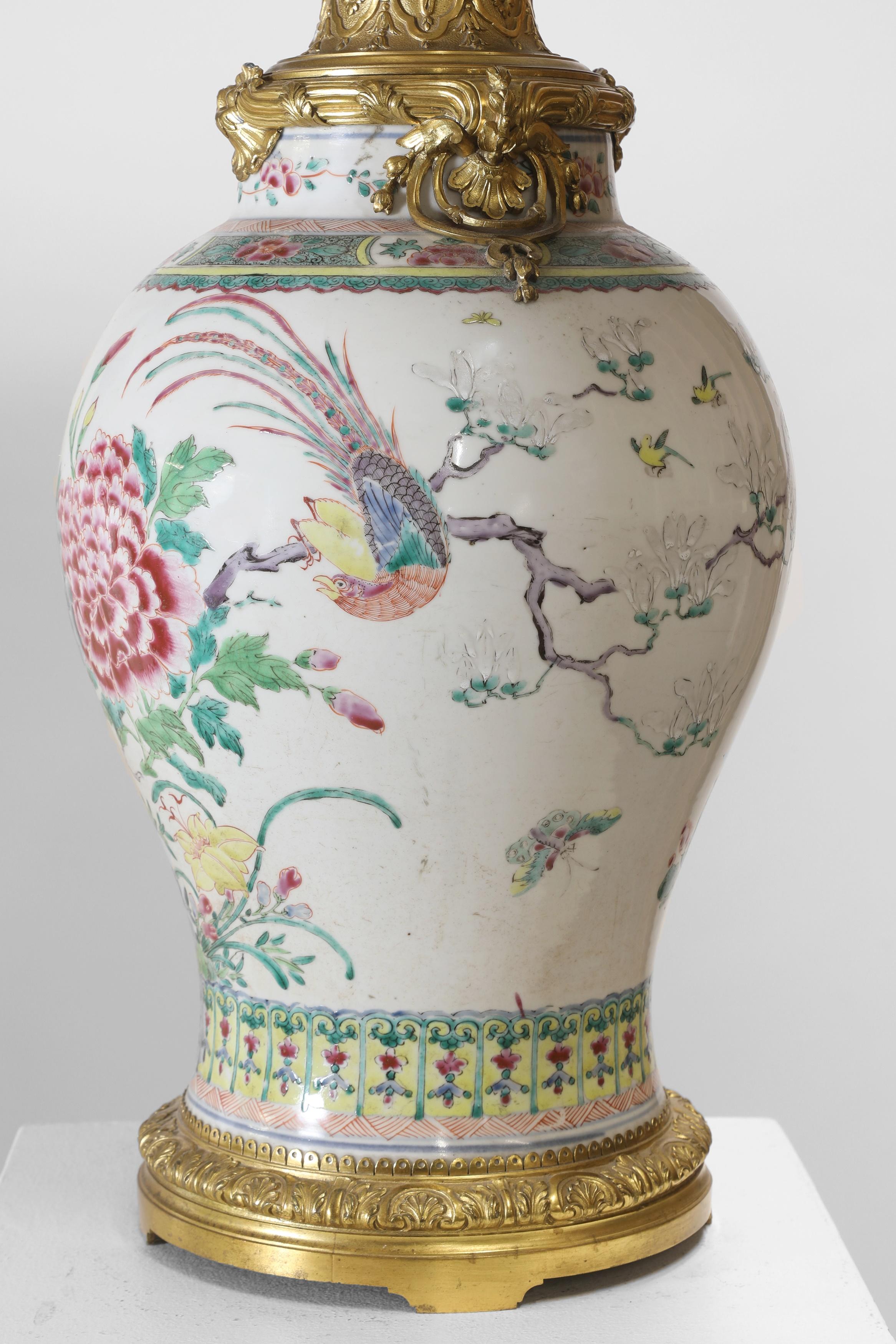 Vase en porcelaine de la famille rose du 19e siècle utilisé comme lampe Excellent état - En vente à Reepham, GB
