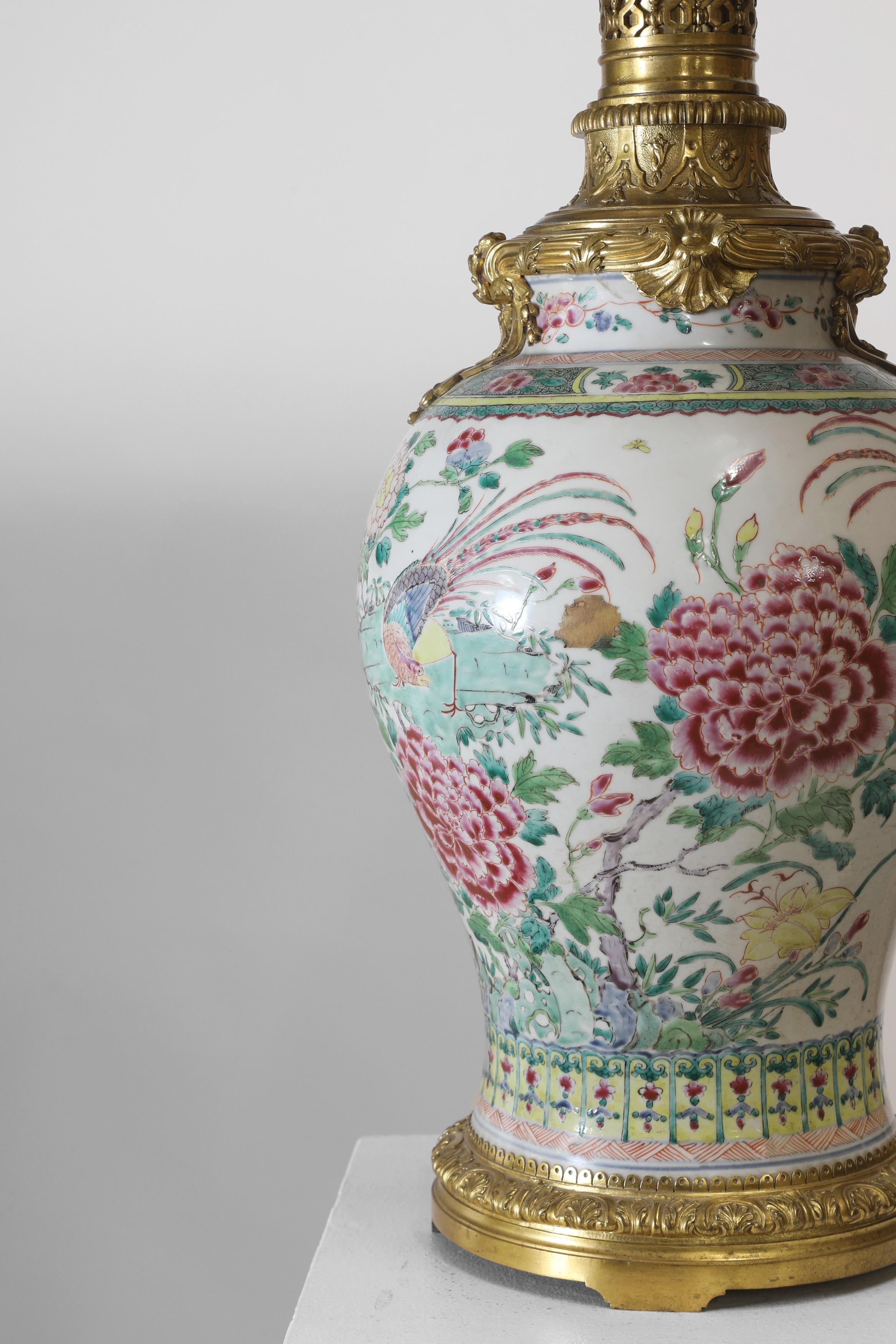 XIXe siècle Vase en porcelaine de la famille rose du 19e siècle utilisé comme lampe en vente