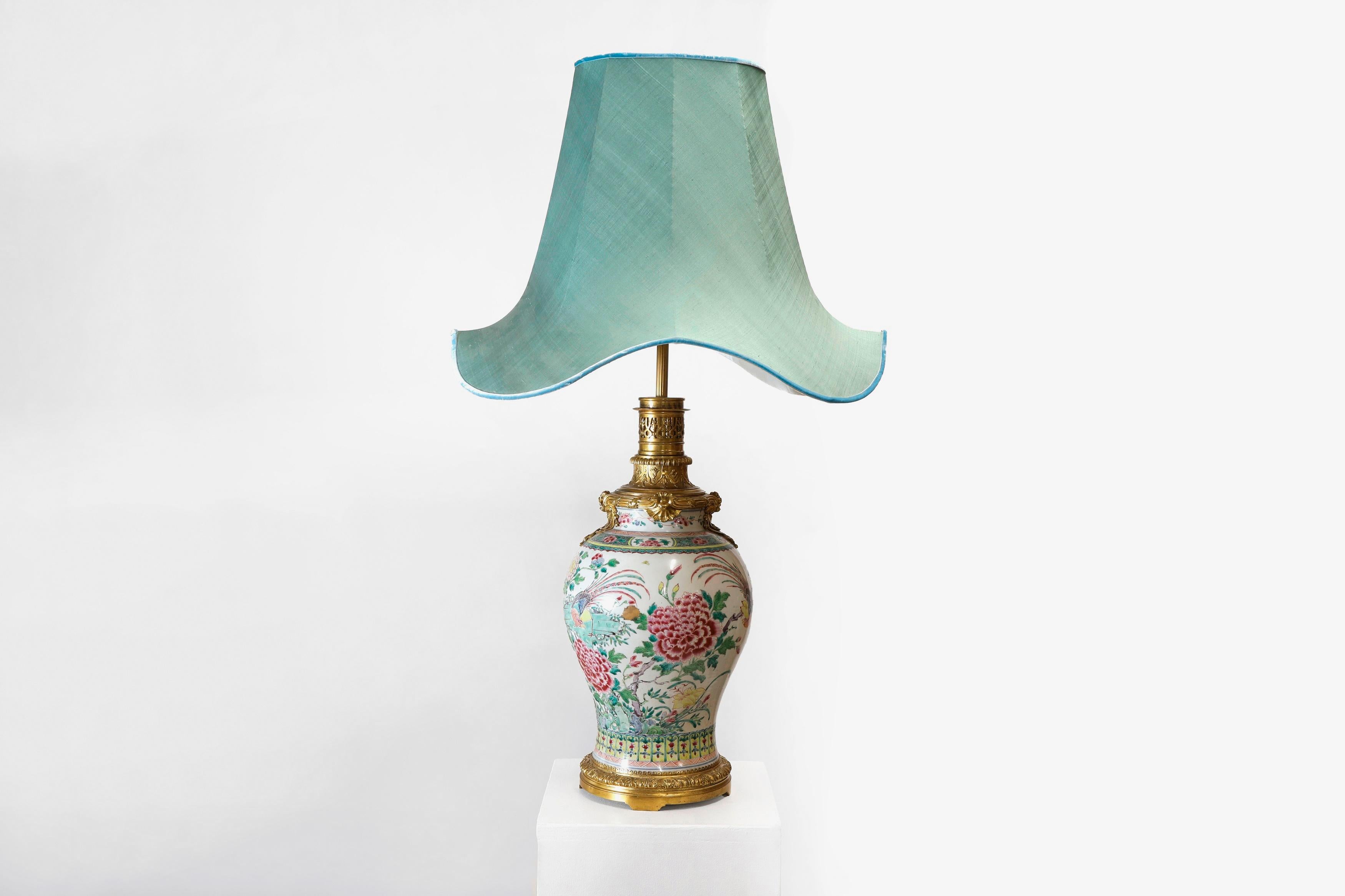 Porcelaine Vase en porcelaine de la famille rose du 19e siècle utilisé comme lampe en vente