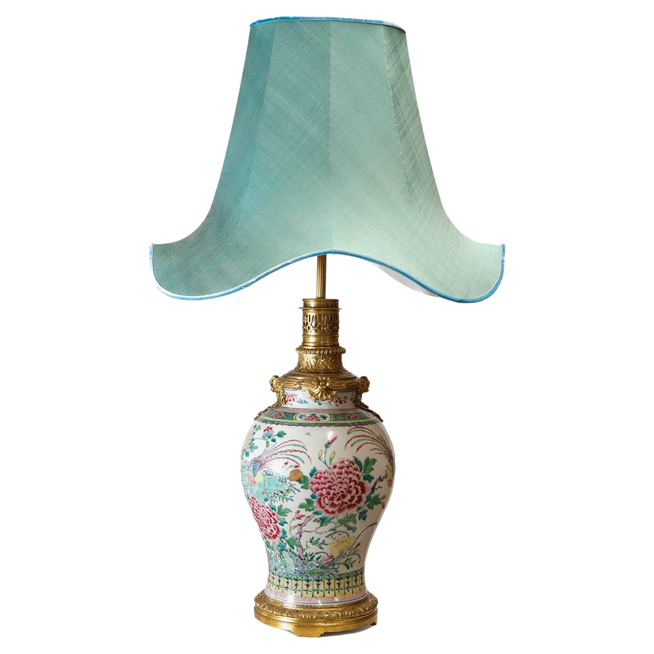 Vase en porcelaine de la famille rose du 19e siècle utilisé comme lampe