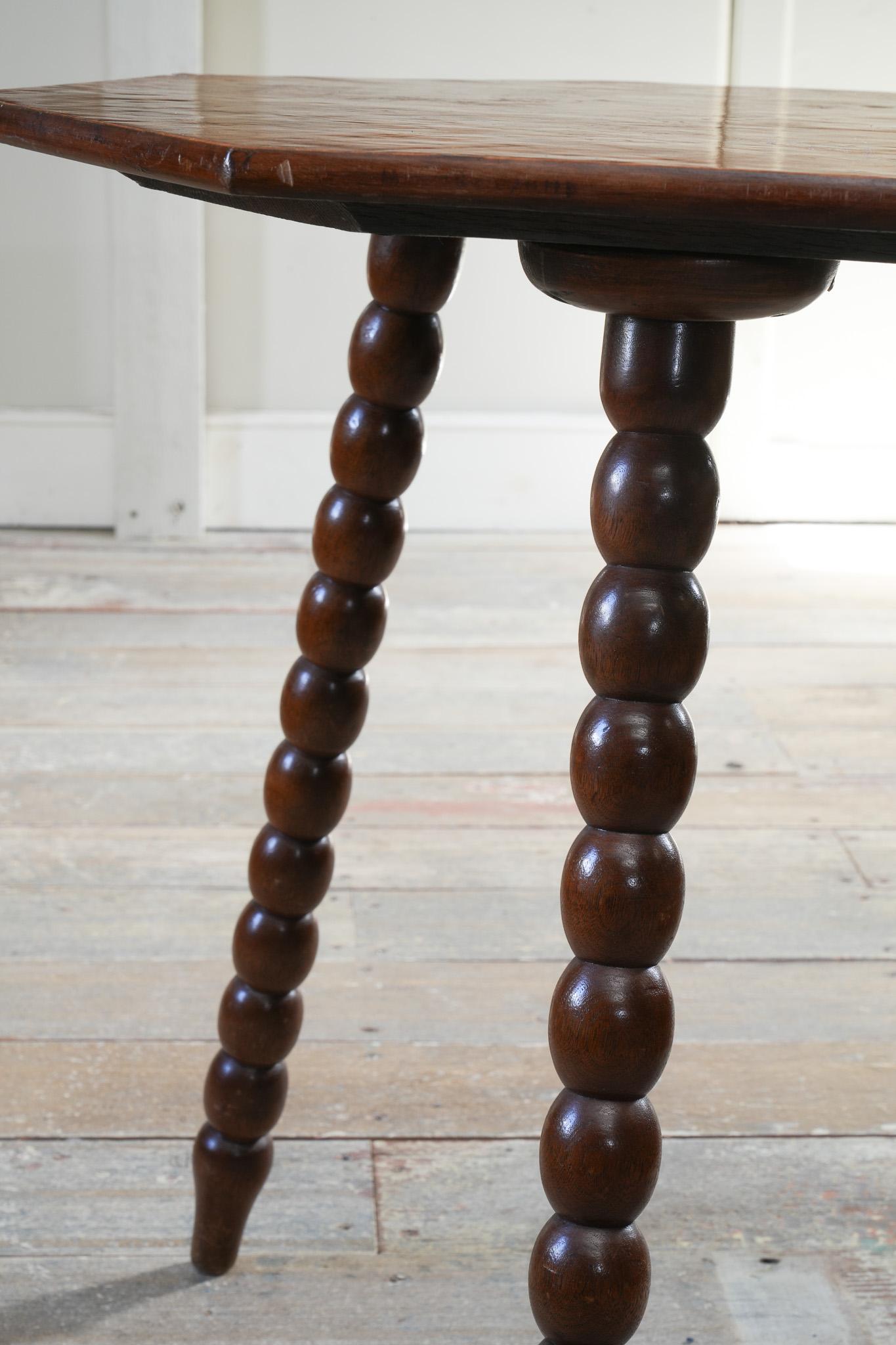 A 19th Century Figured Walnut Occasional Table In Good Condition For Sale In Conwy, GB