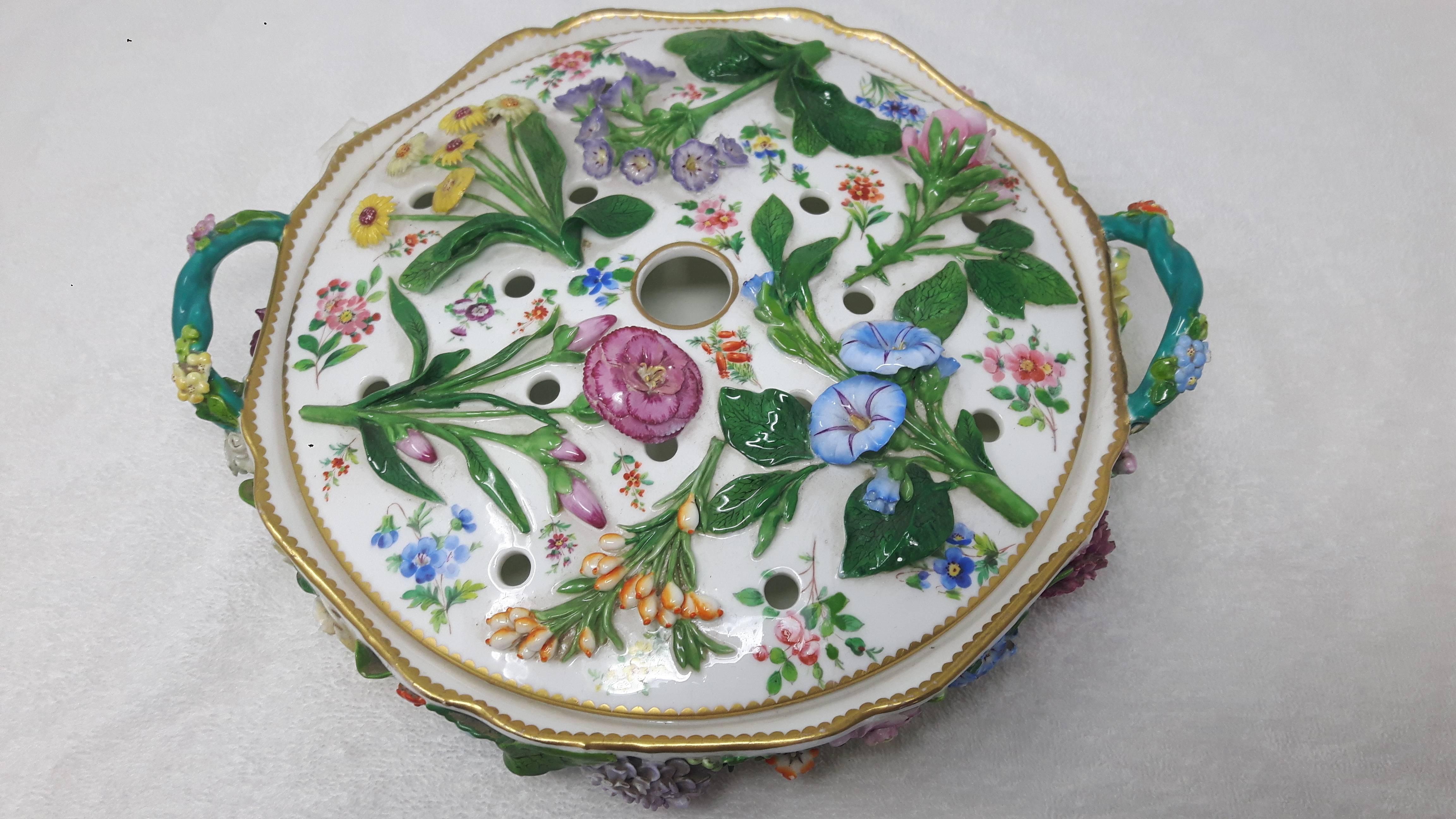 Un joli pot pourri Minton et son couvercle dans le style Meissen, incrusté de feuilles et de fleurs moulées à la main et peint de diverses variétés de fleurs. Les poignées sont des brindilles entrelacées.
Porcelaine de Minton, vers 1870.