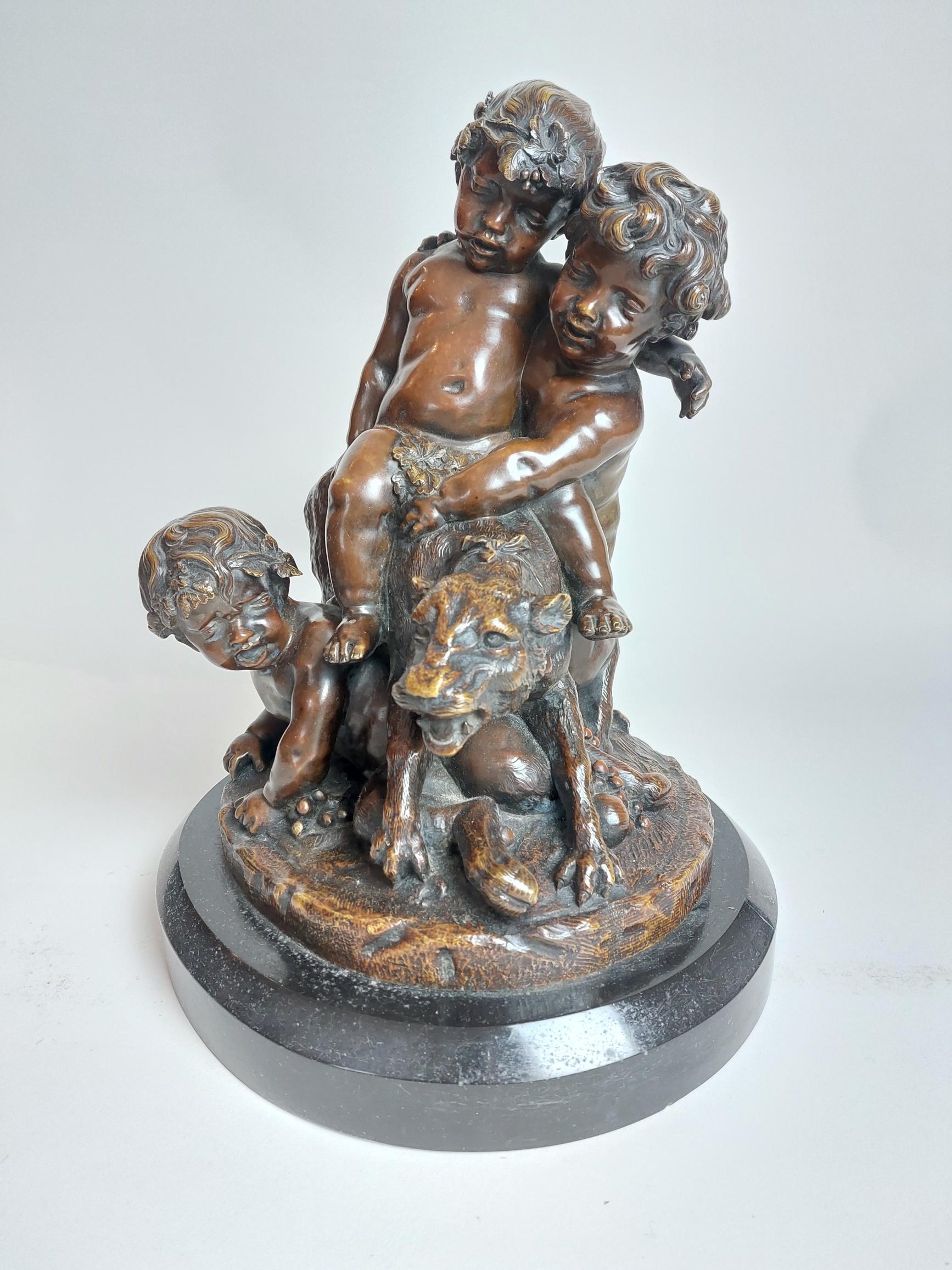 Eine französische Bronze aus dem 19. Jahrhundert mit zwei Putten und einem Rehkitz, die mit einem Panther spielen.
Signiert von Victor Paillard auf einem Marmorsockel

Der Pater schaut verwirrt, als zwei Putten auf seinem Rücken spielen und