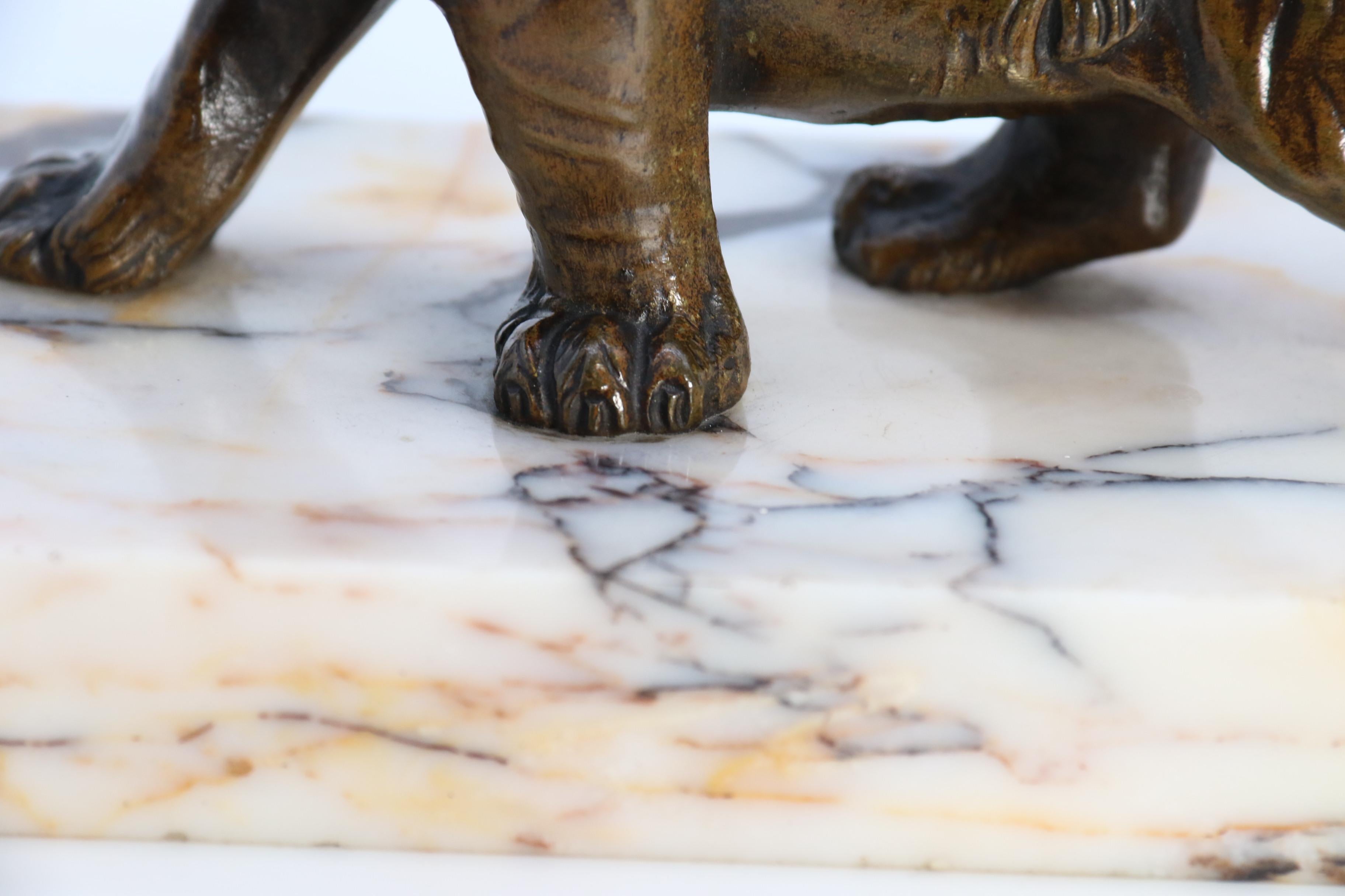 A  Studio in bronzo francese del XIX secolo raffigurante una tigre su una base di marmo del 1890 circa in vendita 5