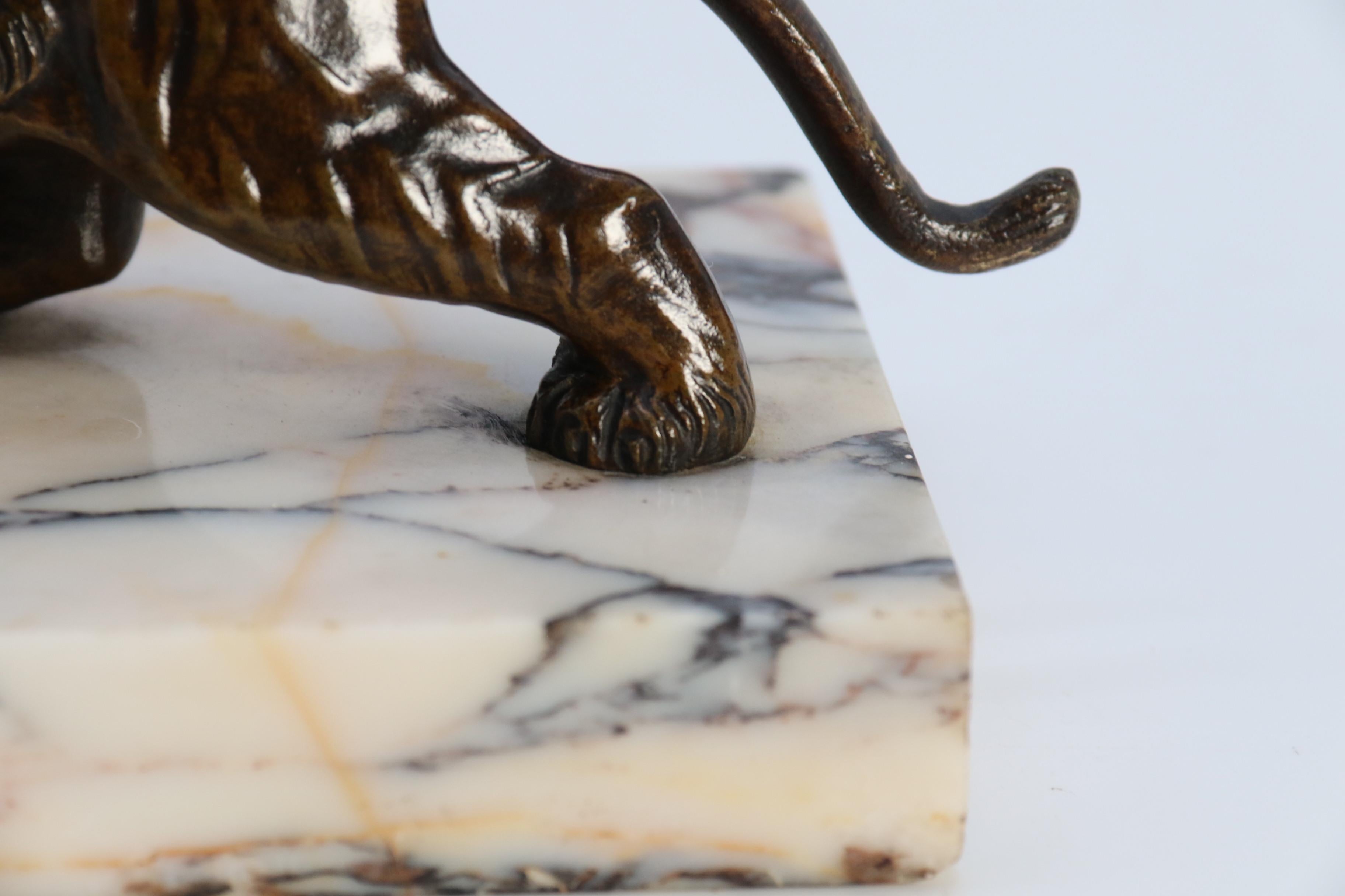 A  Studio in bronzo francese del XIX secolo raffigurante una tigre su una base di marmo del 1890 circa in vendita 6