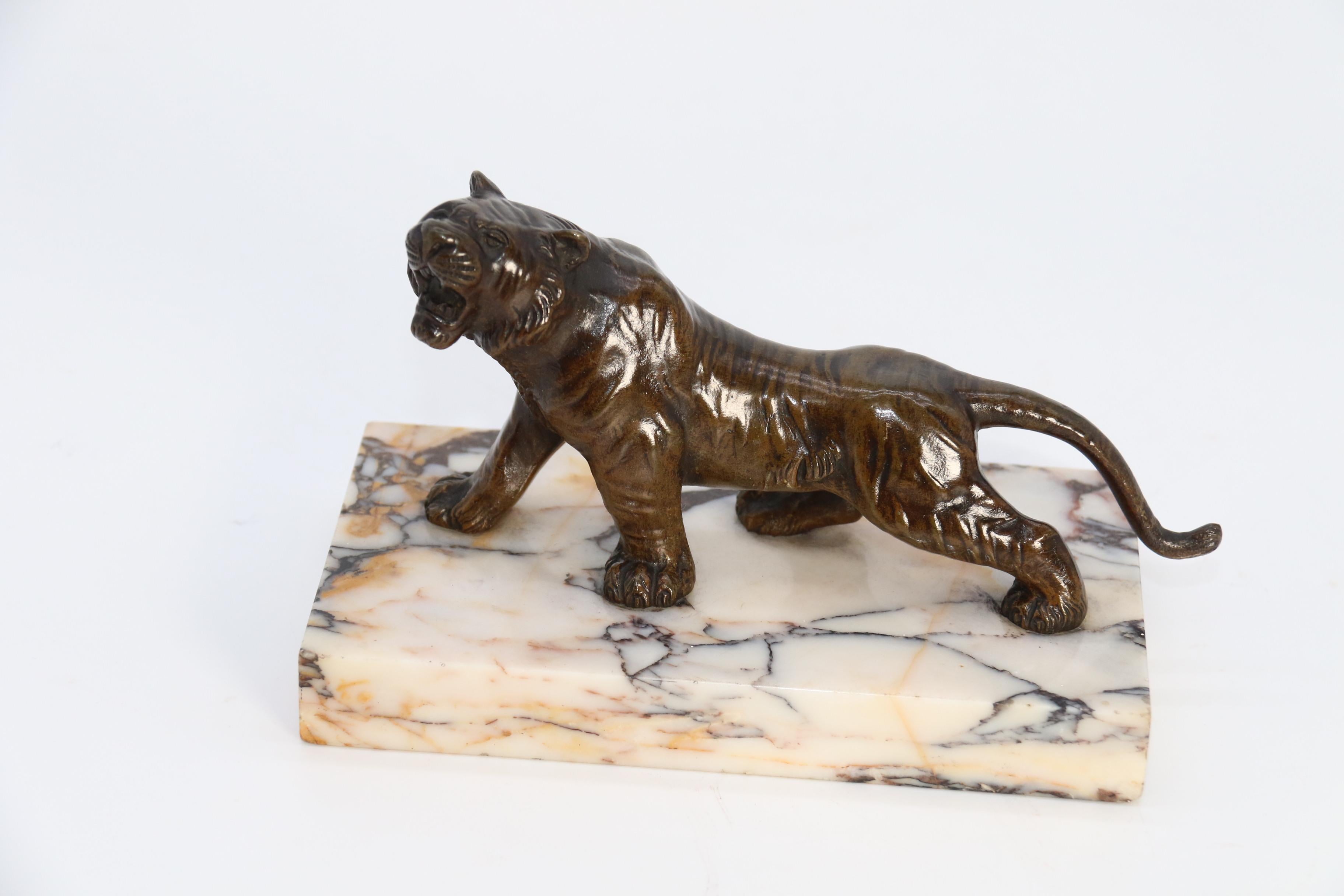 A  Studio in bronzo francese del XIX secolo raffigurante una tigre su una base di marmo del 1890 circa in vendita 1