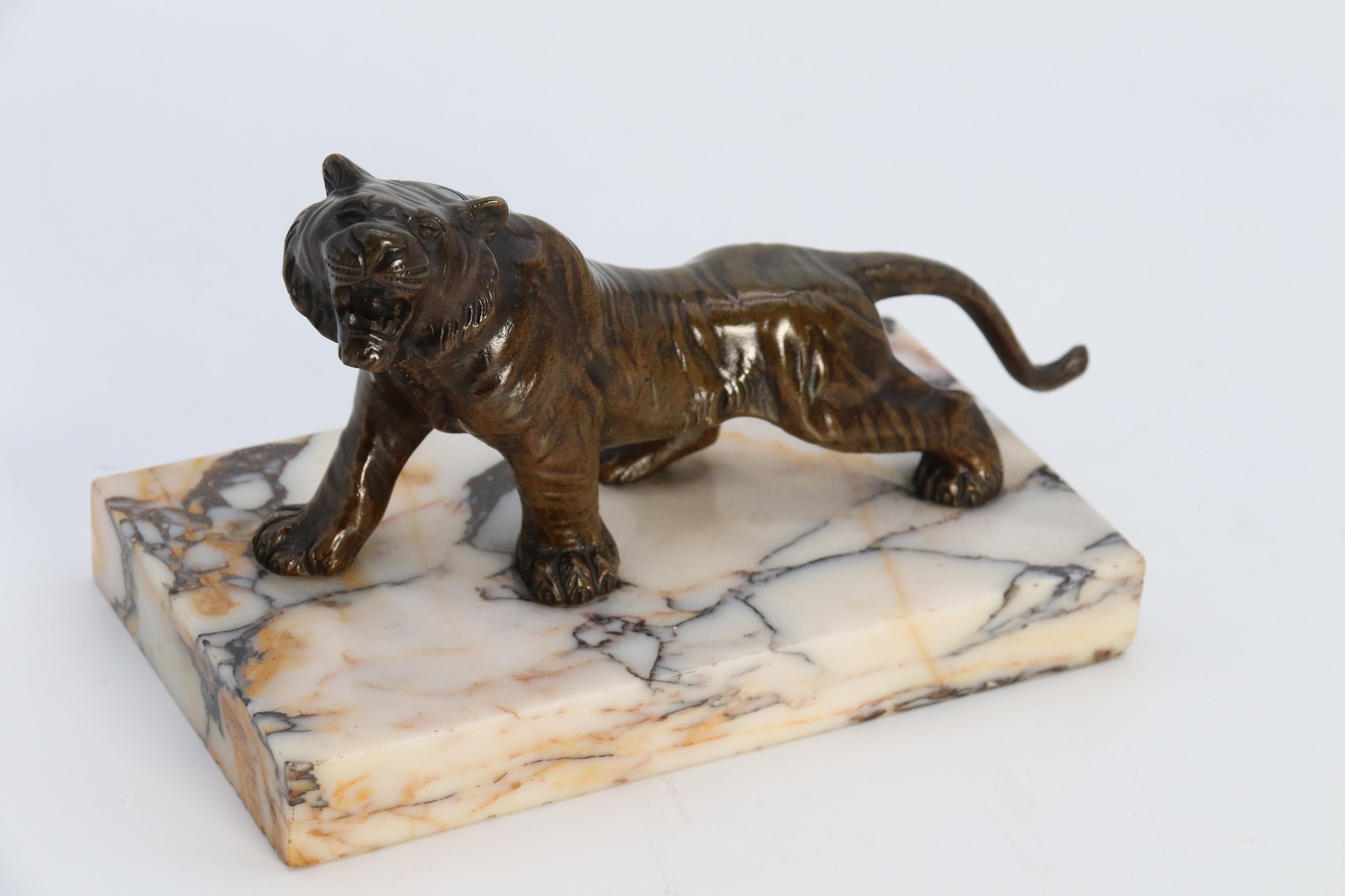 A  Studio in bronzo francese del XIX secolo raffigurante una tigre su una base di marmo del 1890 circa in vendita 2