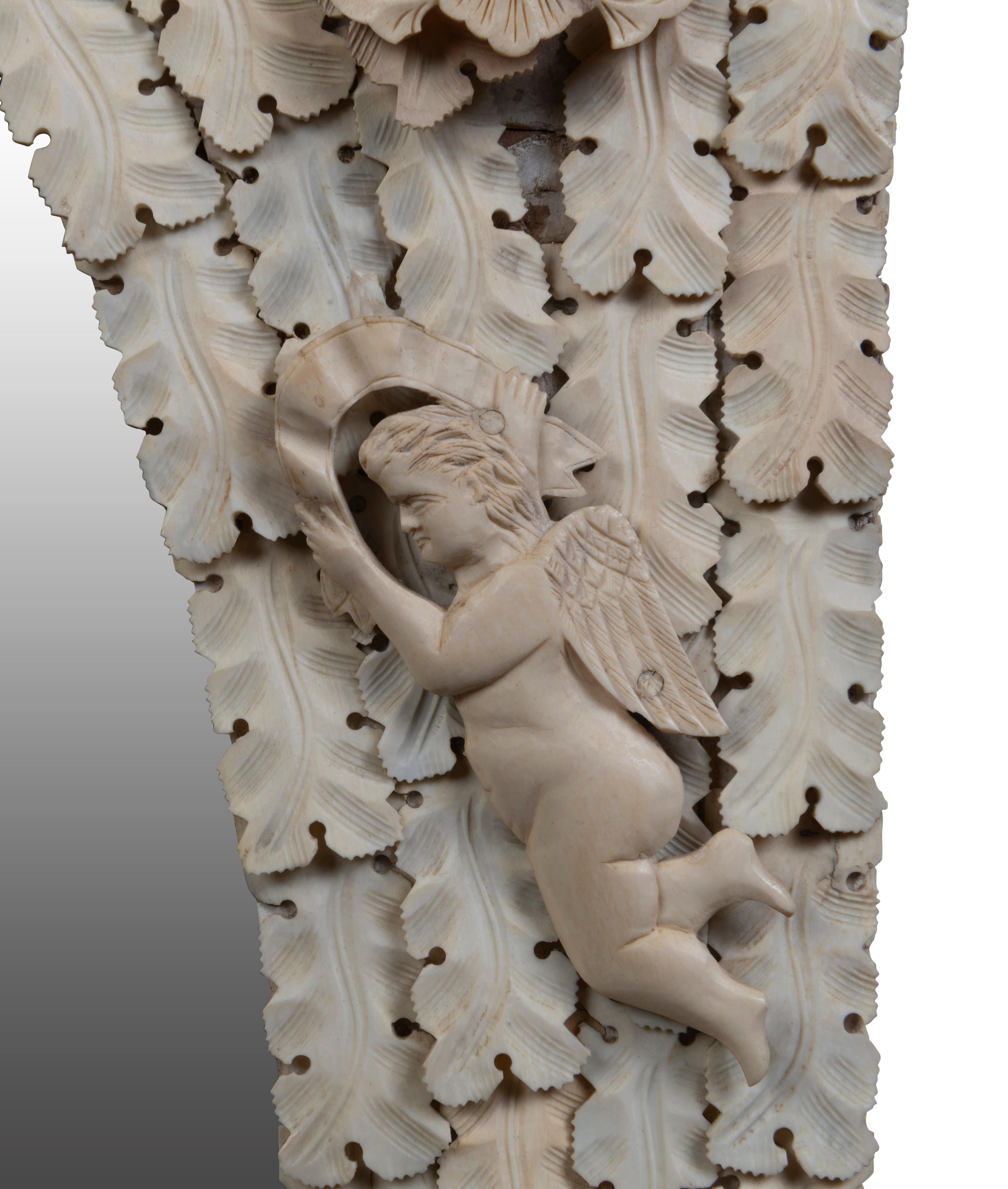 Specchio intagliato francese del XIX secolo

Il vetro ovale è inserito in una cornice di legno misto ornata da applicazioni finemente intagliate, il tutto con foglie. Altri elementi scolpiti includono uno stemma e due delfini affrontati sulla