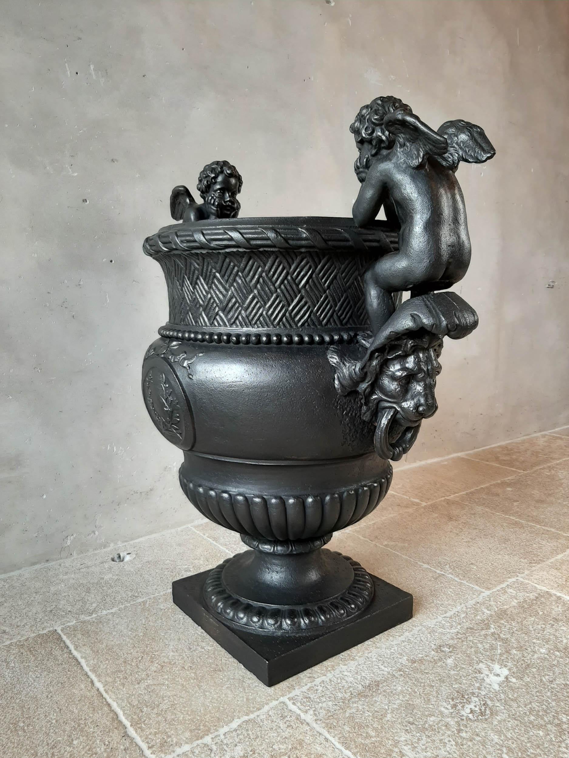 Urne en fonte française du 19ème siècle, moulée par A. Durenne, d'après Claude Ballin I 3
