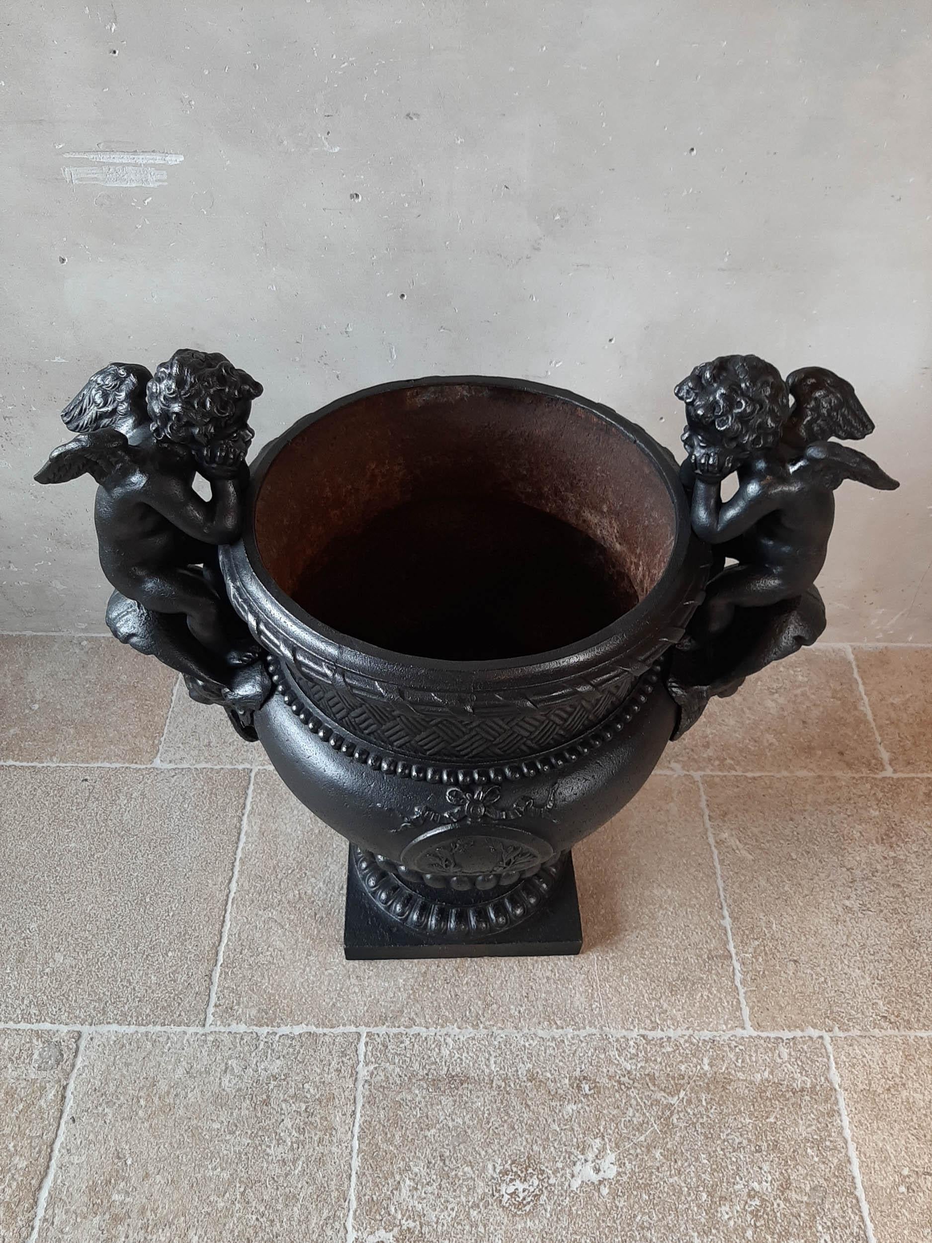 Fer Urne en fonte française du 19ème siècle, moulée par A. Durenne, d'après Claude Ballin I