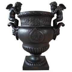 Urne en fonte française du 19ème siècle, moulée par A. Durenne, d'après Claude Ballin I
