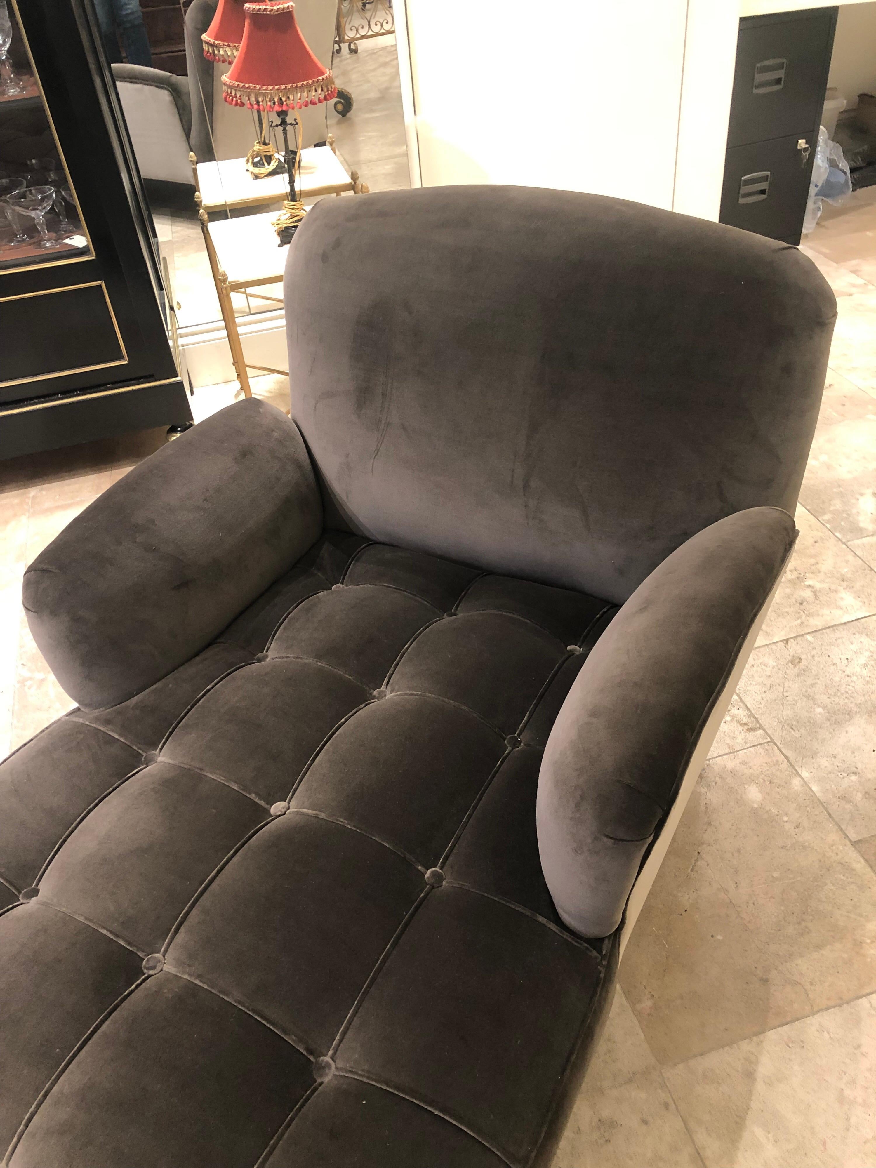 Une belle et confortable chaise longue du 19ème siècle qui a été récemment tapissée de velours truffé à deux tons. Il repose sur des pieds en bois avec des roulettes et des détails en laiton.