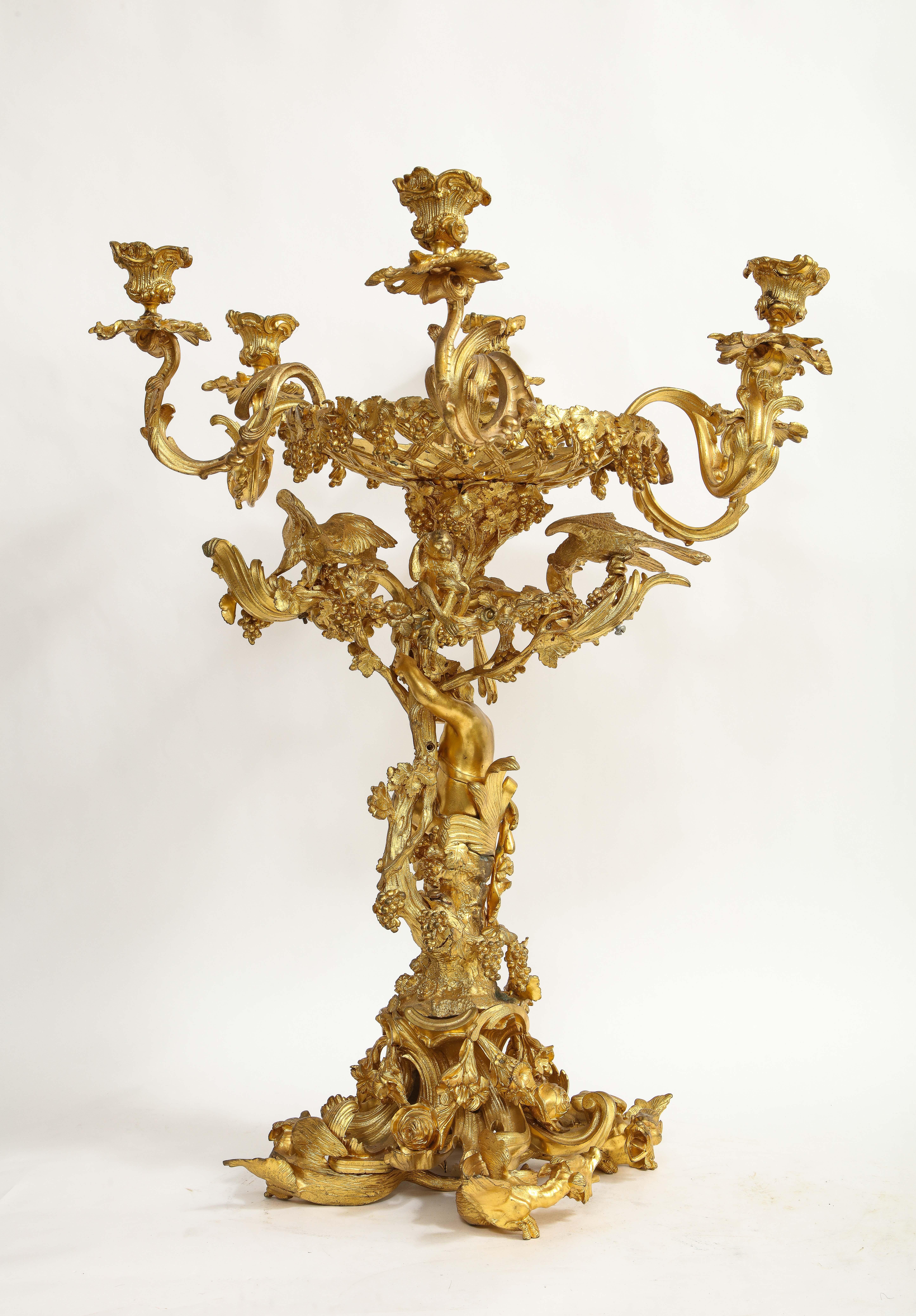 19. Jahrhundert Französisch Dore Bronze Figural Tafelaufsatz/6 Arm Kandelaber mit Putten (Vergoldet) im Angebot