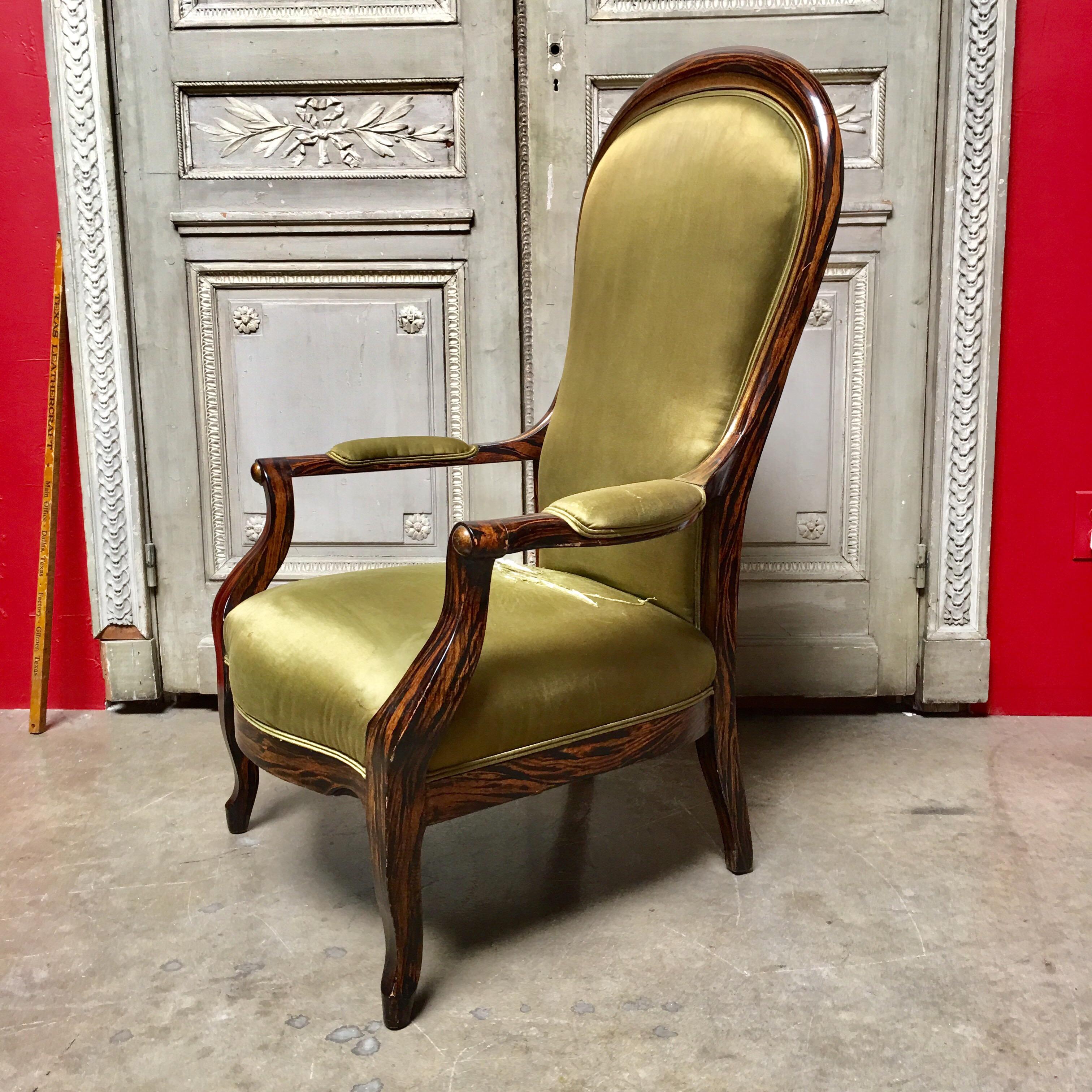 Französischer Voltaire-Stuhl aus Rosenholzimitat aus dem 19. Jahrhundert im Zustand „Gut“ im Angebot in Dallas, TX
