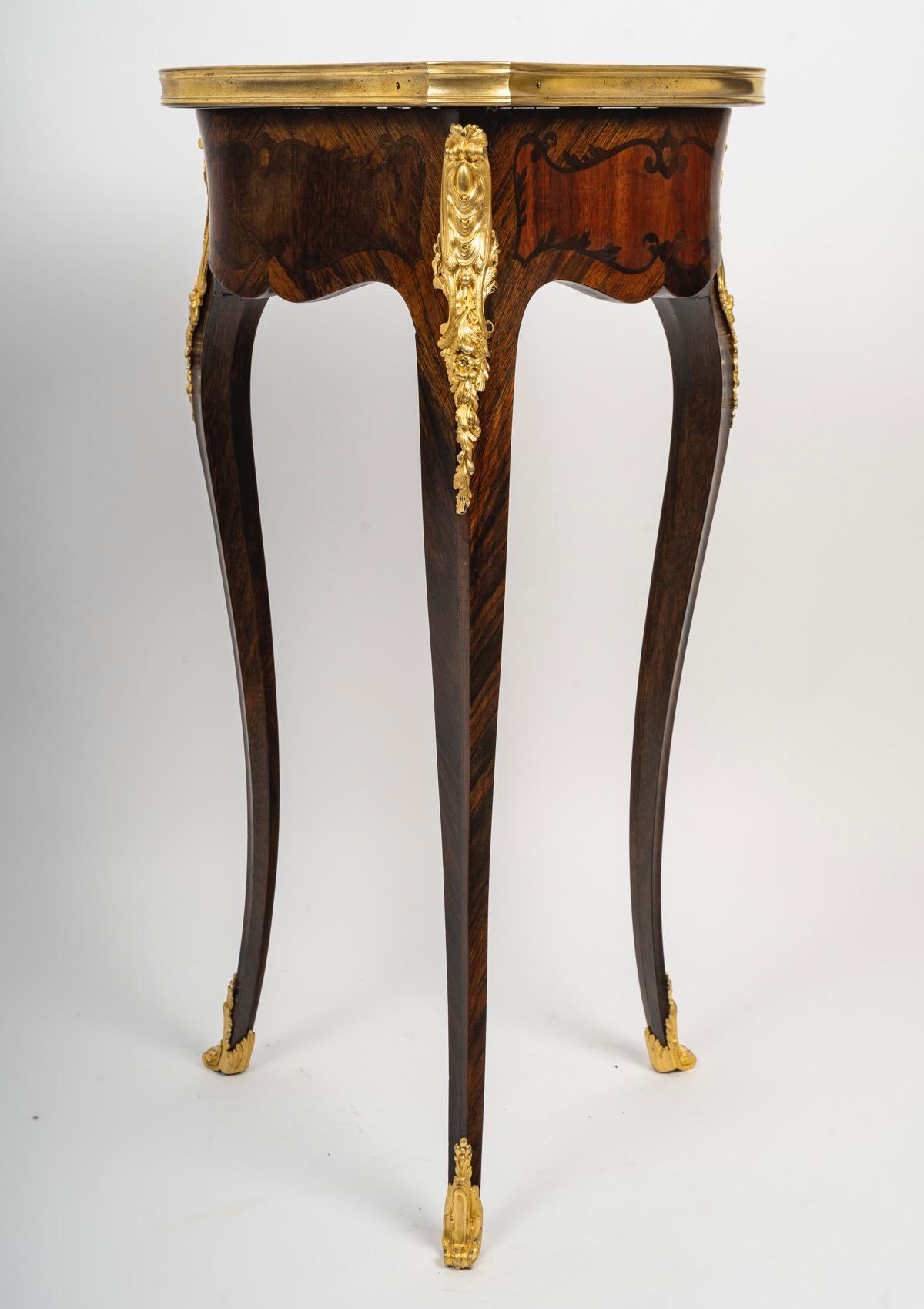 Mesa francesa del siglo XIX de estilo Luis XV en forma de corazón

Elegante mesa de estilo Luis XV en forma de corazón
Decorada con una hermosa marquetería floral y una montura de ormolu dorado. 
Apoyada en tres pies, la parte superior se levanta