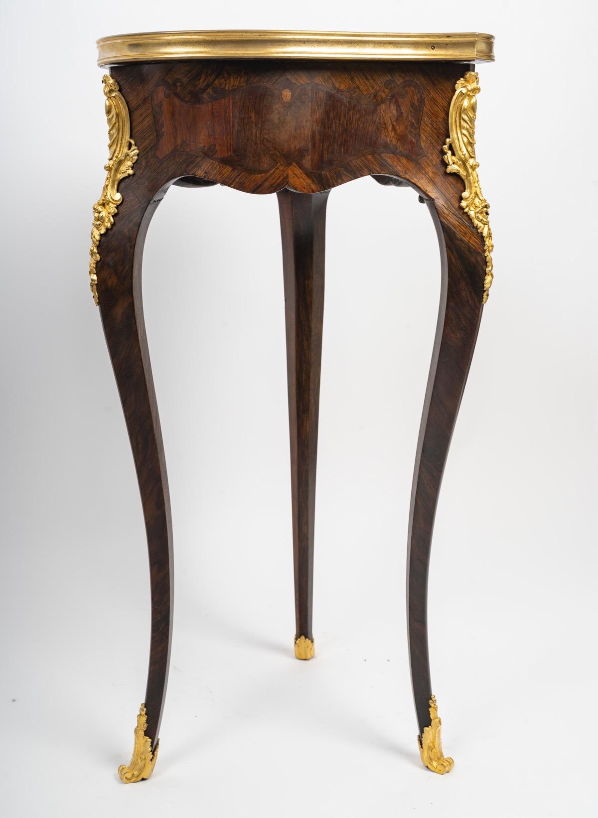 Mesa francesa del siglo XIX de estilo Luis XV en forma de corazón Francés en venta