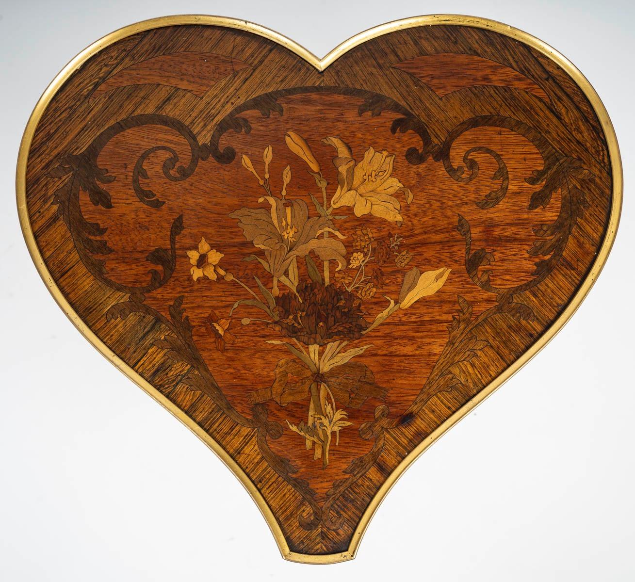 Mesa francesa del siglo XIX de estilo Luis XV en forma de corazón Marquetería en venta