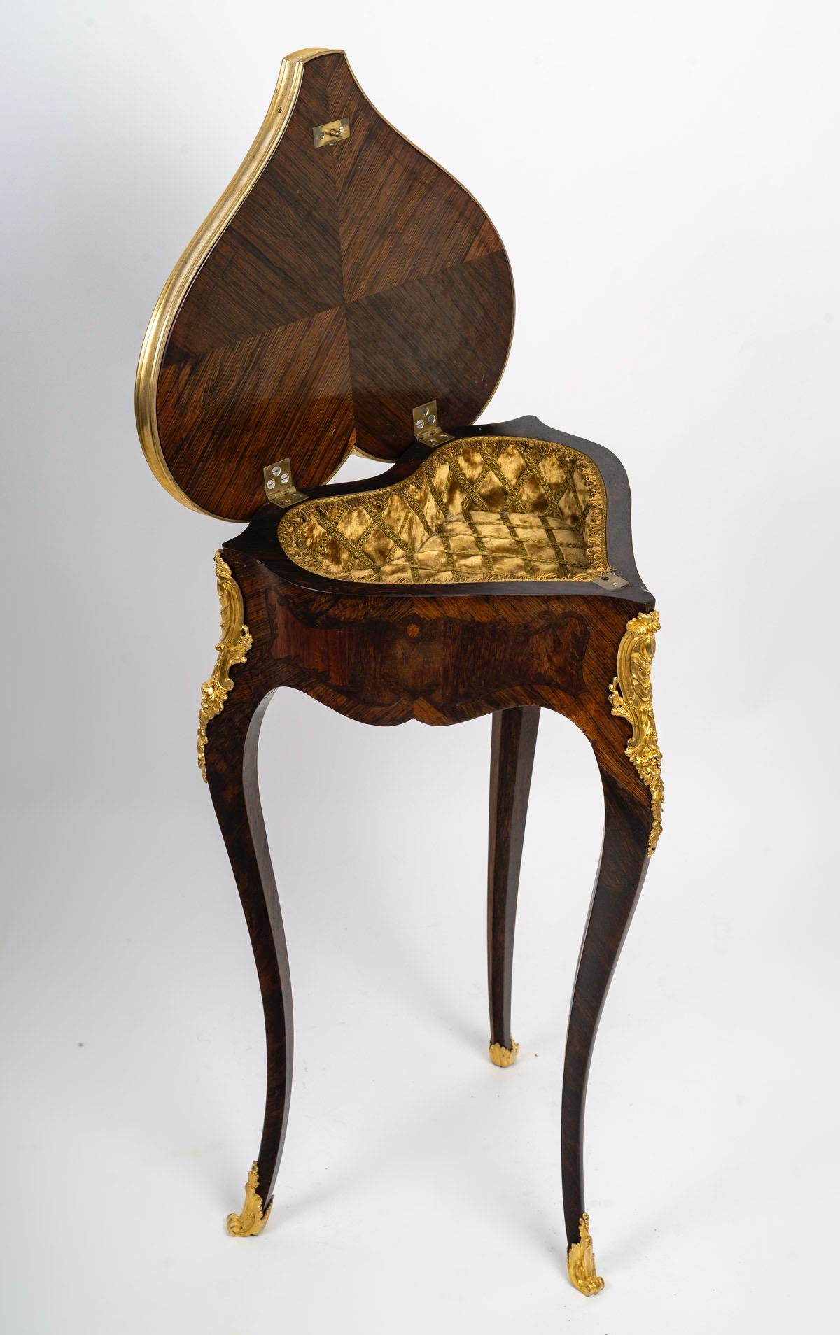 Mesa francesa del siglo XIX de estilo Luis XV en forma de corazón en Bueno estado para la venta en Saint-Ouen, FR