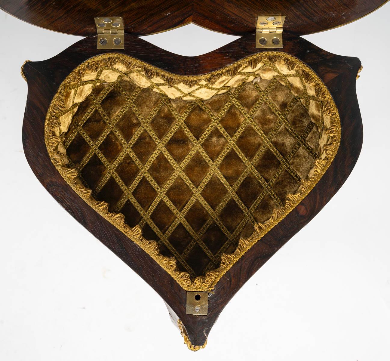 Mesa francesa del siglo XIX de estilo Luis XV en forma de corazón Mediados del siglo XIX en venta