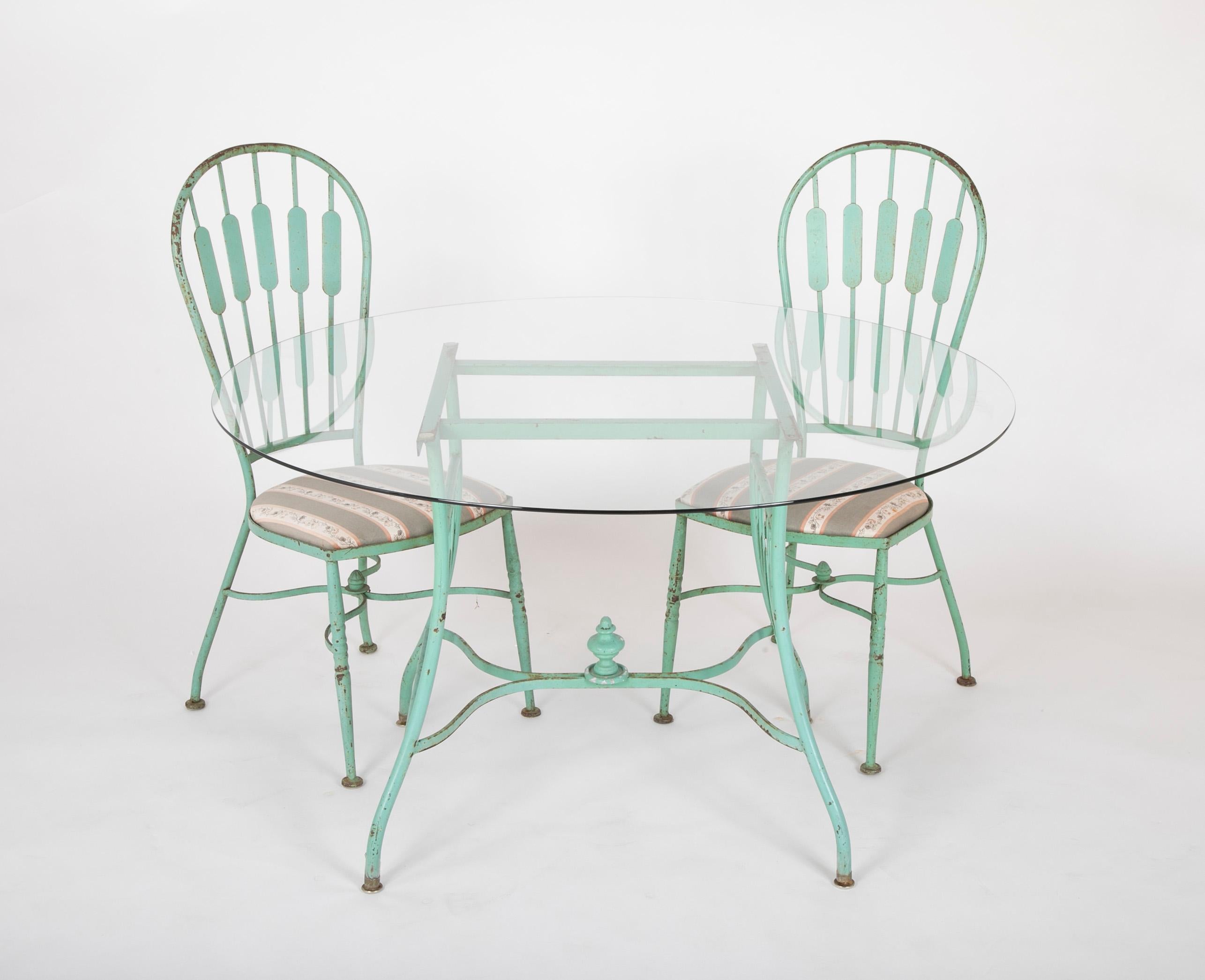Französischer Esstisch mit eiserner Glasplatte aus dem 19. Jahrhundert und vier passenden Stühlen (Gemalt)