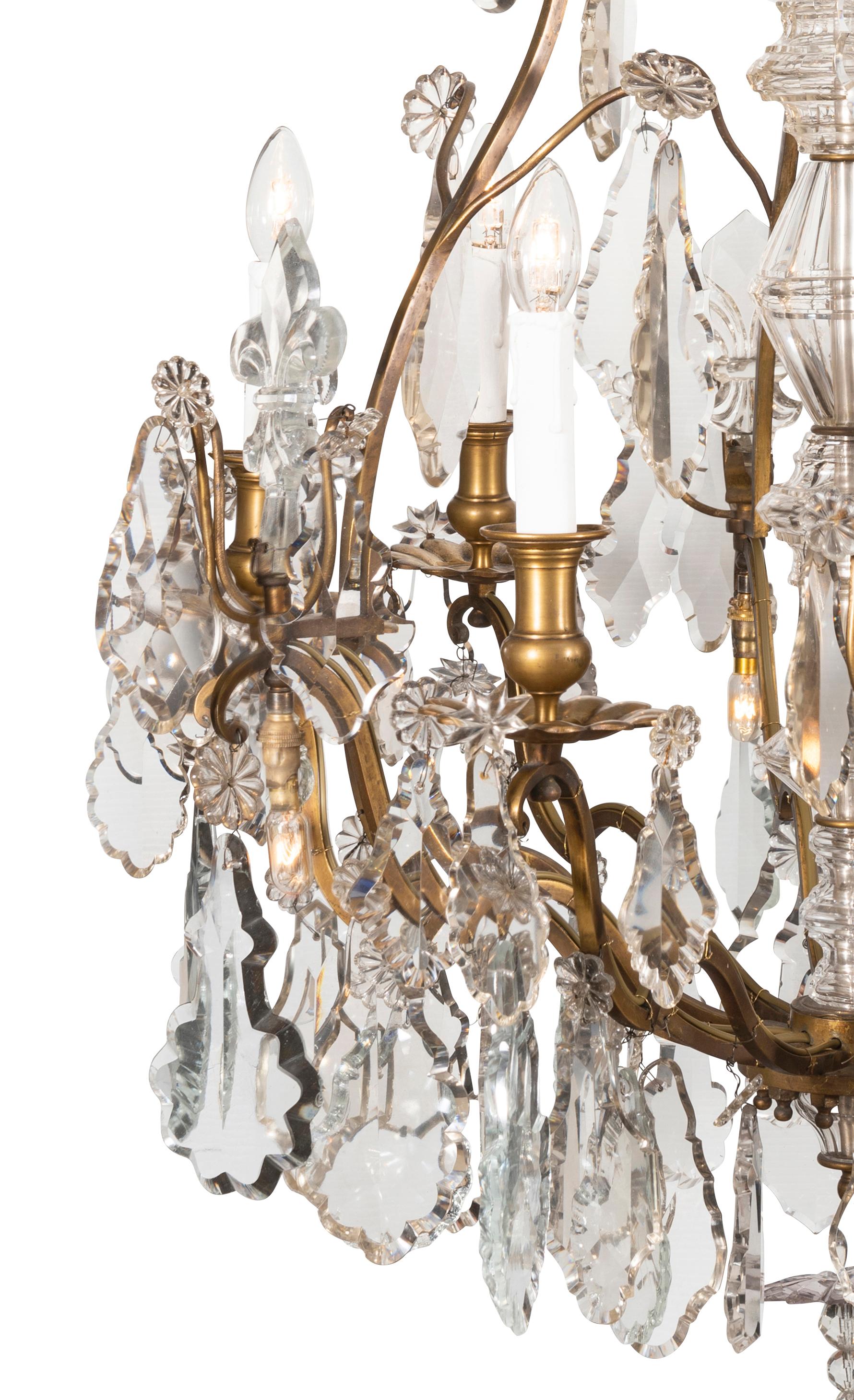A 19th Century French Louis XV Style Crystal and Gilt Twenty-Light Chandelier In Good Condition For Sale In Armadale, Victoria
