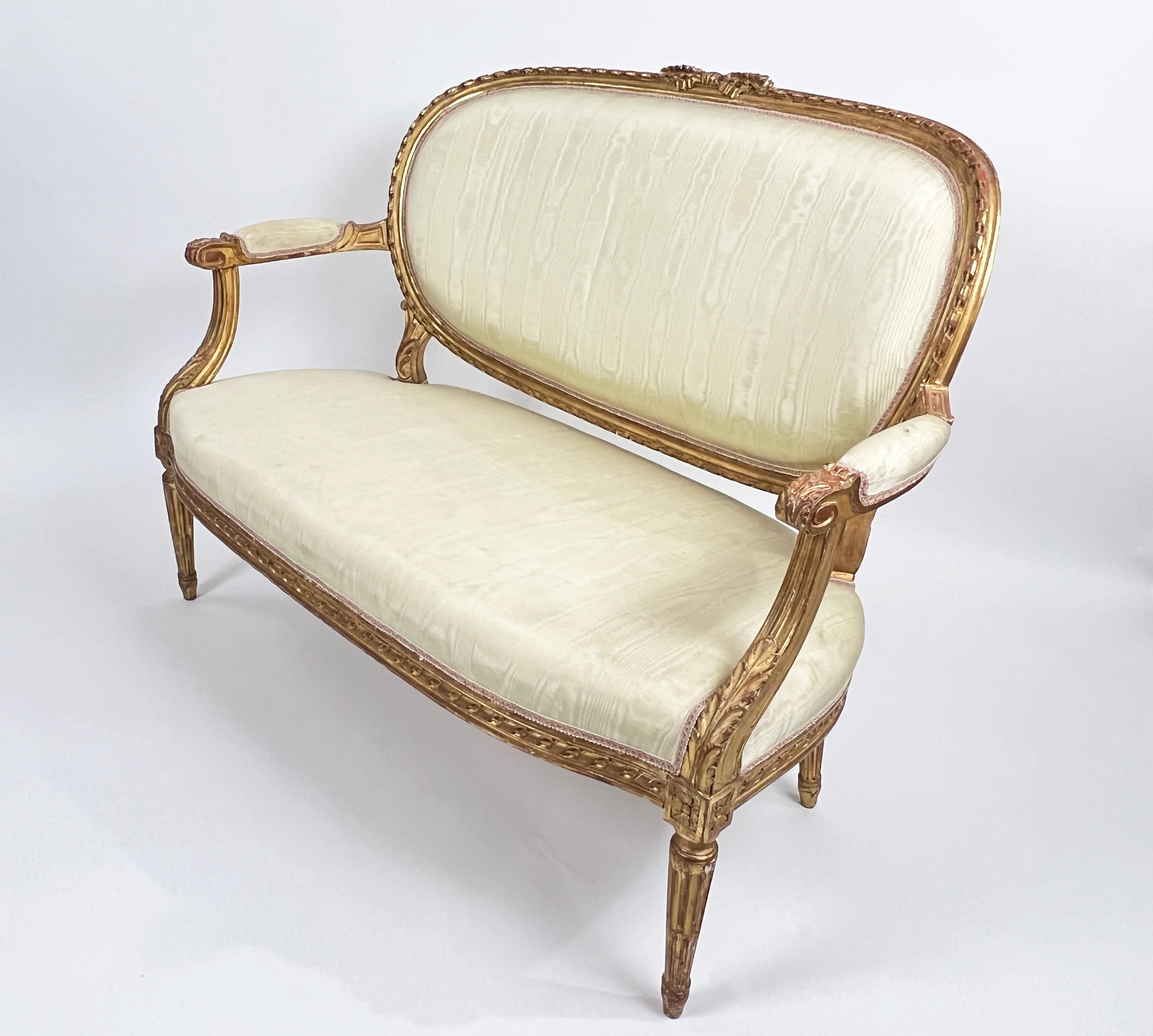 Fünfteilige Salon-Suite aus vergoldetem Holz im französischen Louis-XVI.-Stil des 19. Jahrhunderts (Louis XVI.) im Angebot