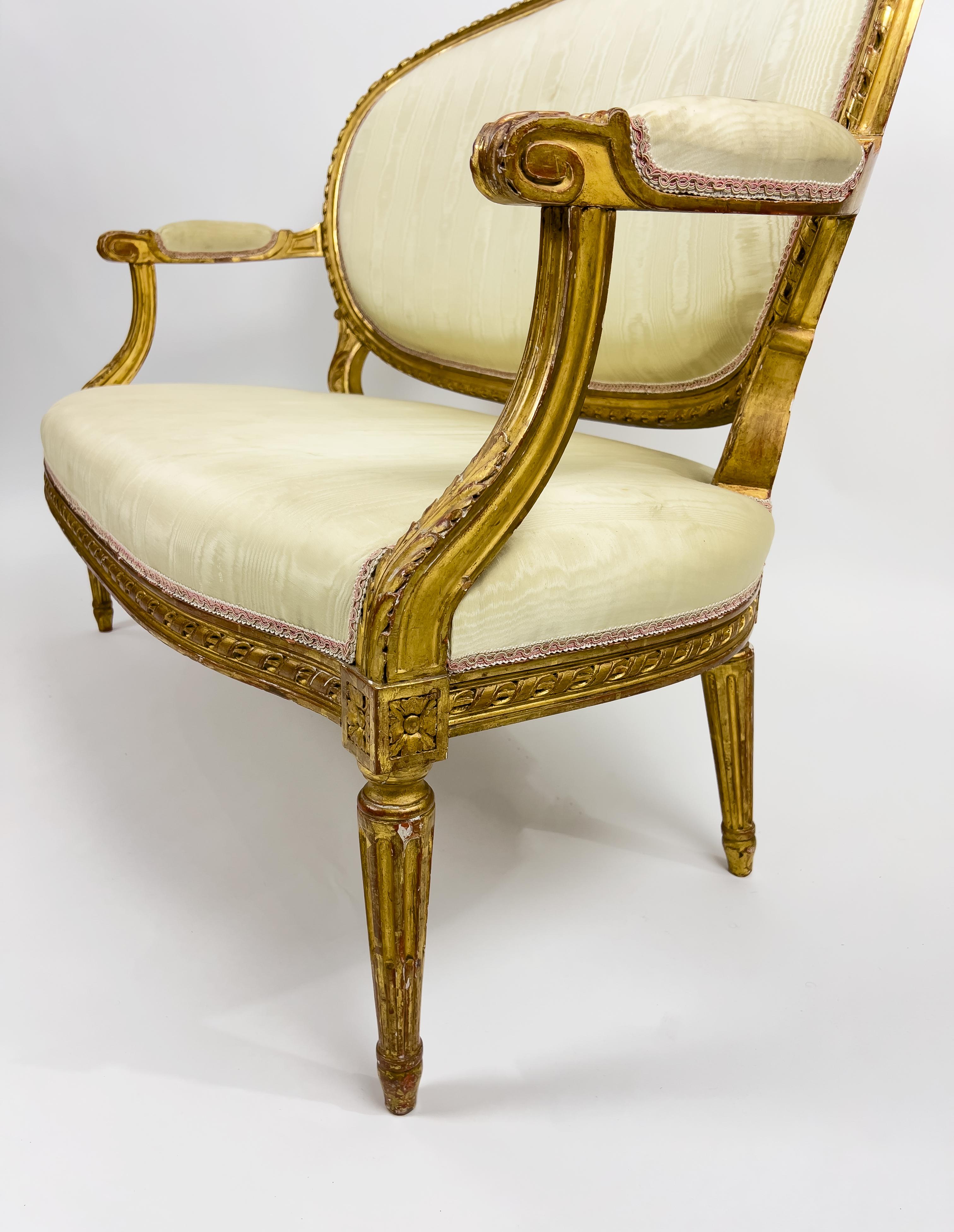 Fünfteilige Salon-Suite aus vergoldetem Holz im französischen Louis-XVI.-Stil des 19. Jahrhunderts (Französisch) im Angebot