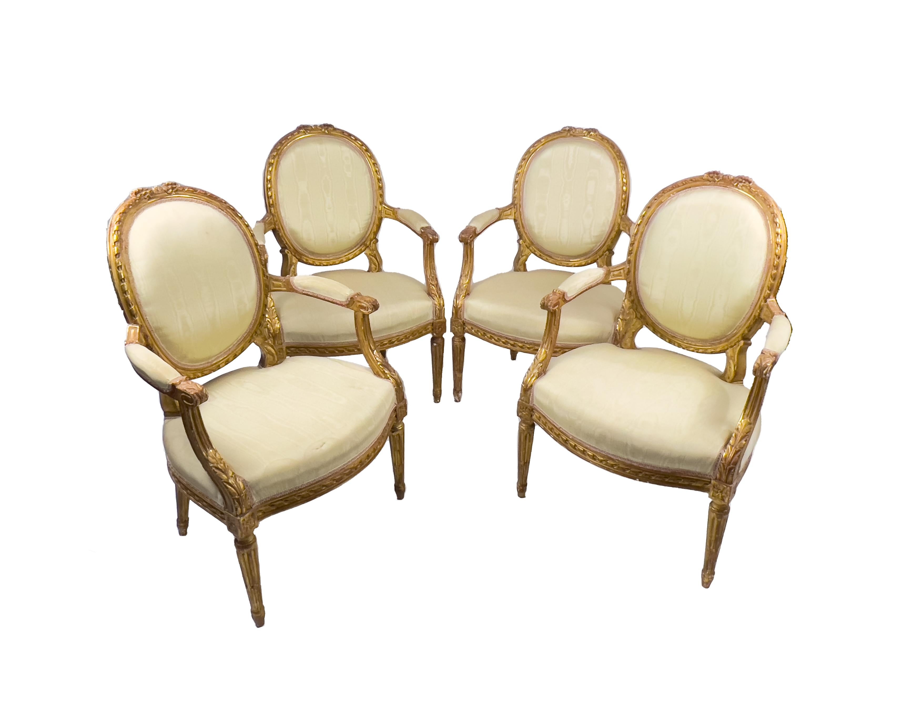 Fünfteilige Salon-Suite aus vergoldetem Holz im französischen Louis-XVI.-Stil des 19. Jahrhunderts (Vergoldetes Holz) im Angebot