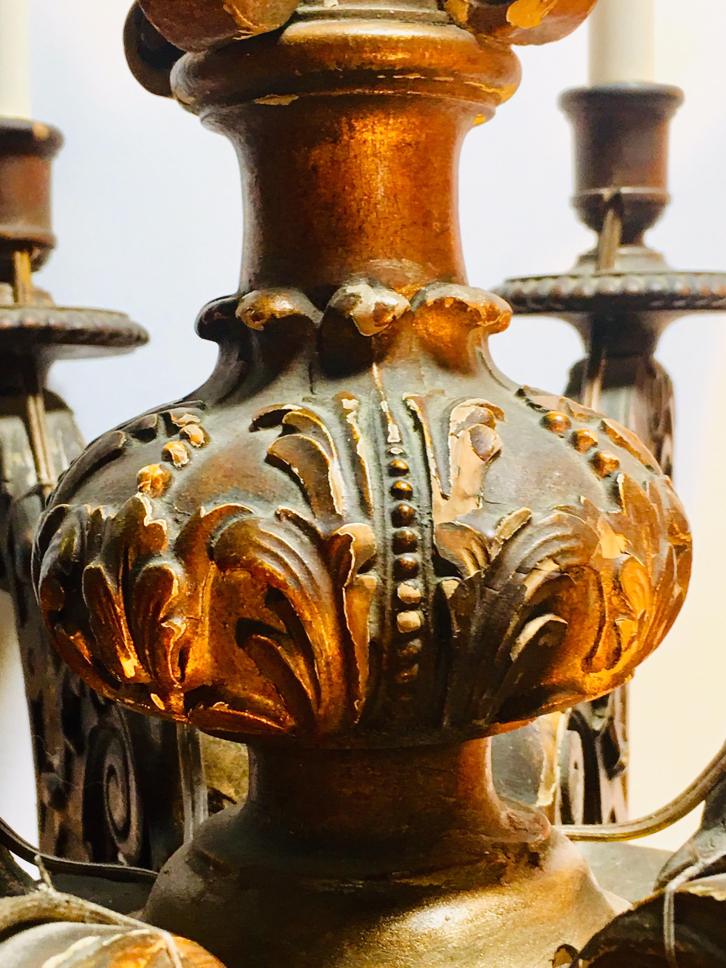 Französischer Kronleuchter aus vergoldetem Holz im Louis-XVI-Stil des 19. Jahrhunderts im Angebot 5
