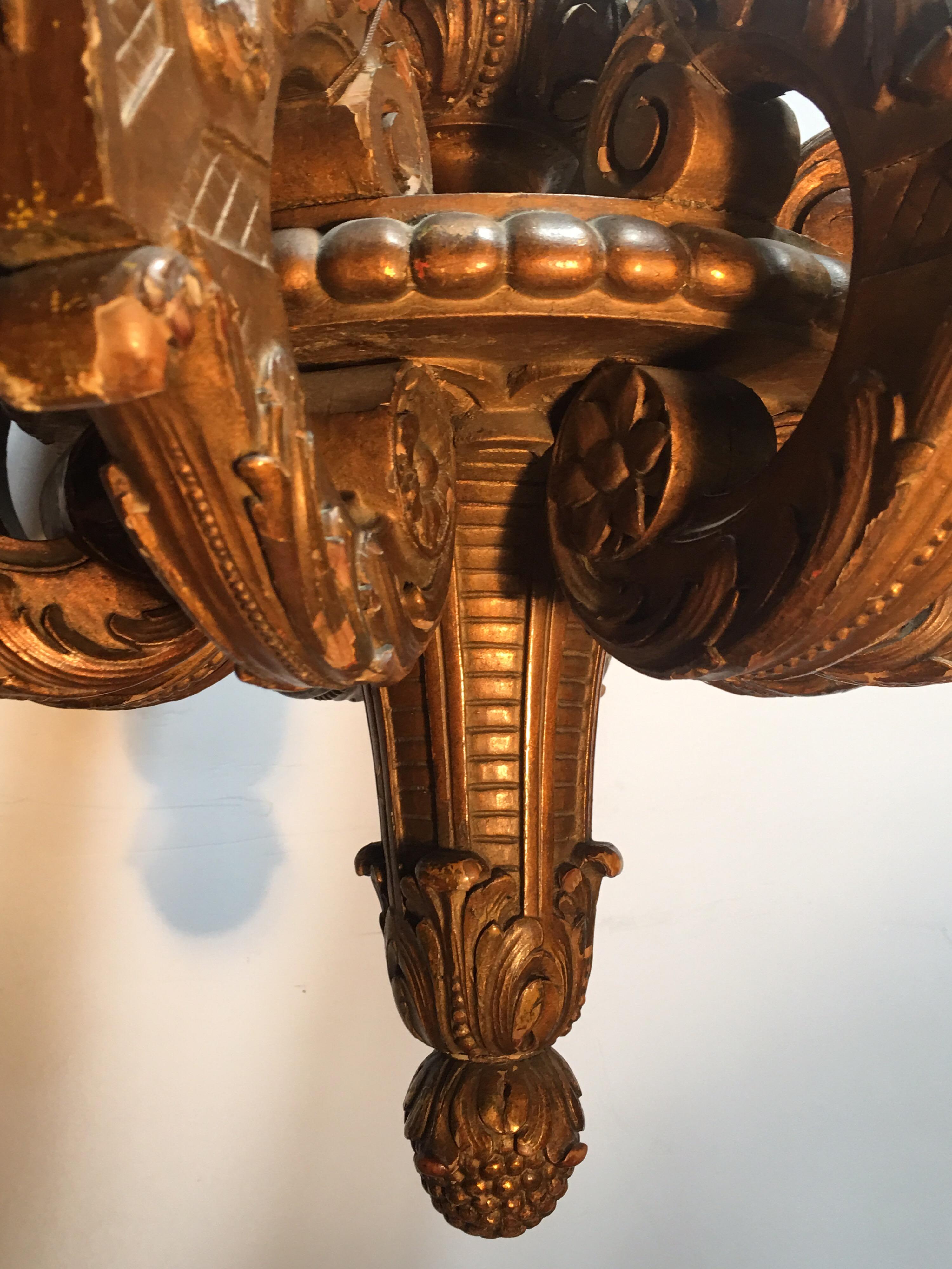 Doré Lustre français du XIXe siècle de style Louis XVI en bois doré en vente