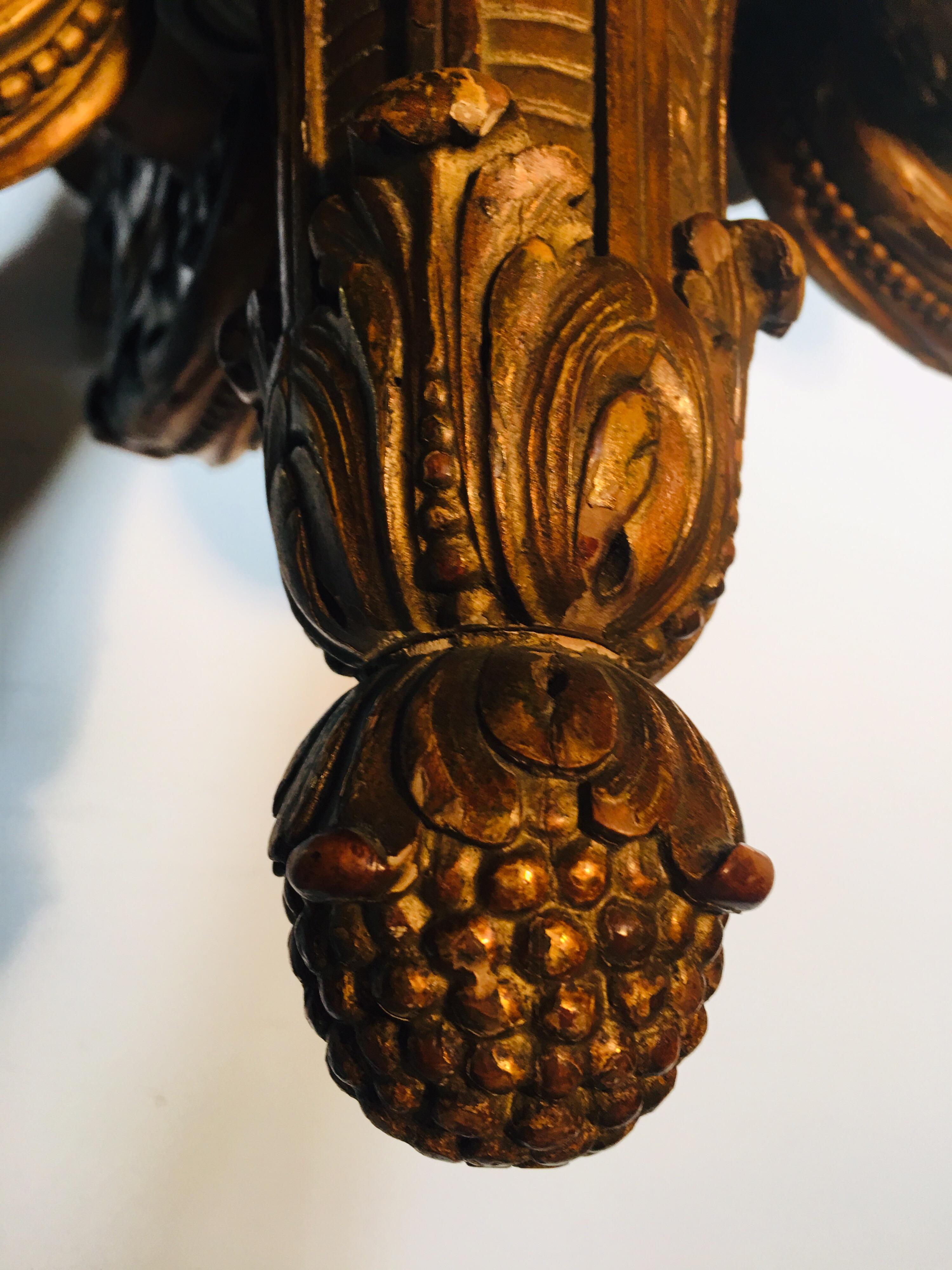 Französischer Kronleuchter aus vergoldetem Holz im Louis-XVI-Stil des 19. Jahrhunderts im Zustand „Gut“ im Angebot in Dallas, TX