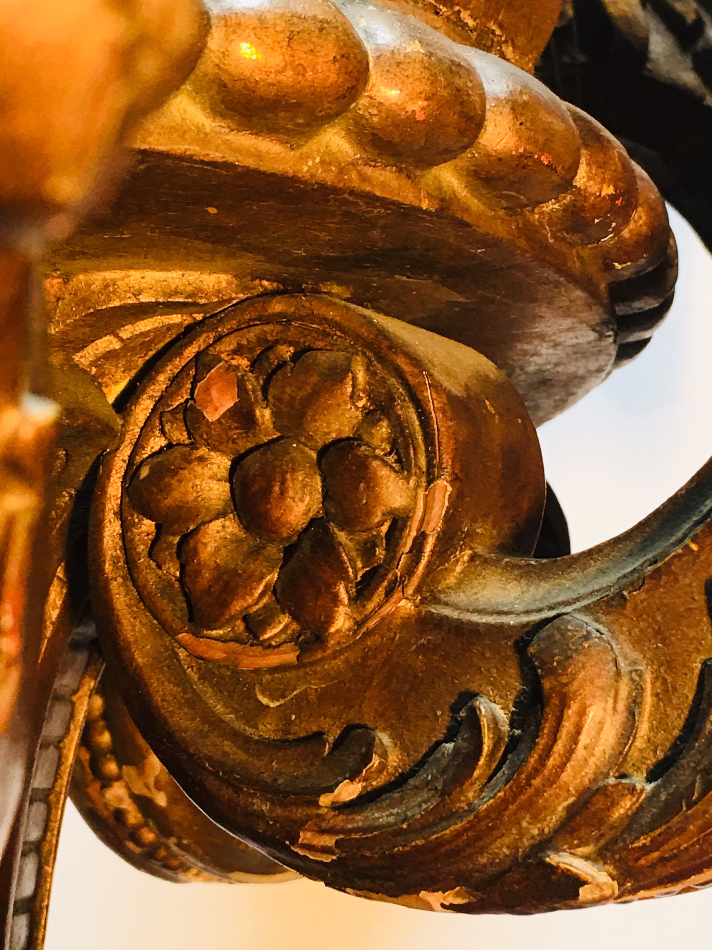 Französischer Kronleuchter aus vergoldetem Holz im Louis-XVI-Stil des 19. Jahrhunderts im Angebot 4