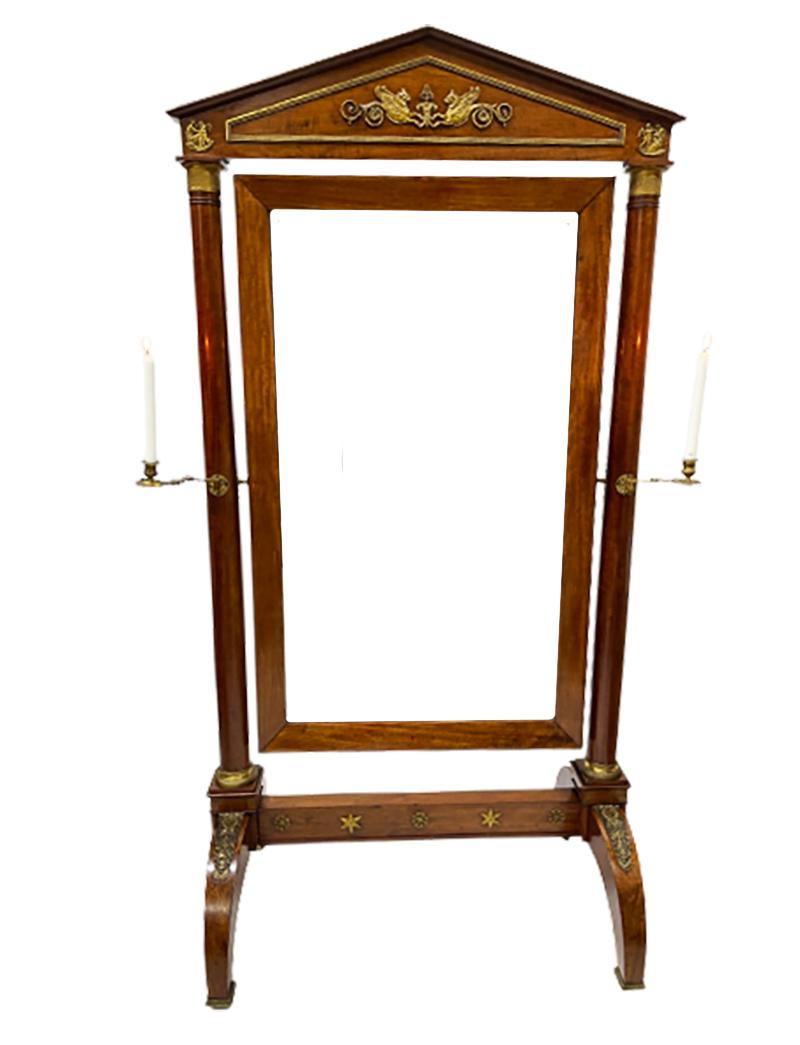 Miroir Cheval du 19ème siècle en acajou et ormalu Empire.

Miroir chevalier Empire du XIXe siècle en acajou et ormeau avec un miroir basculant entre des piliers en acajou avec un candélabre à multiples bras pliants de chaque côté. Le miroir