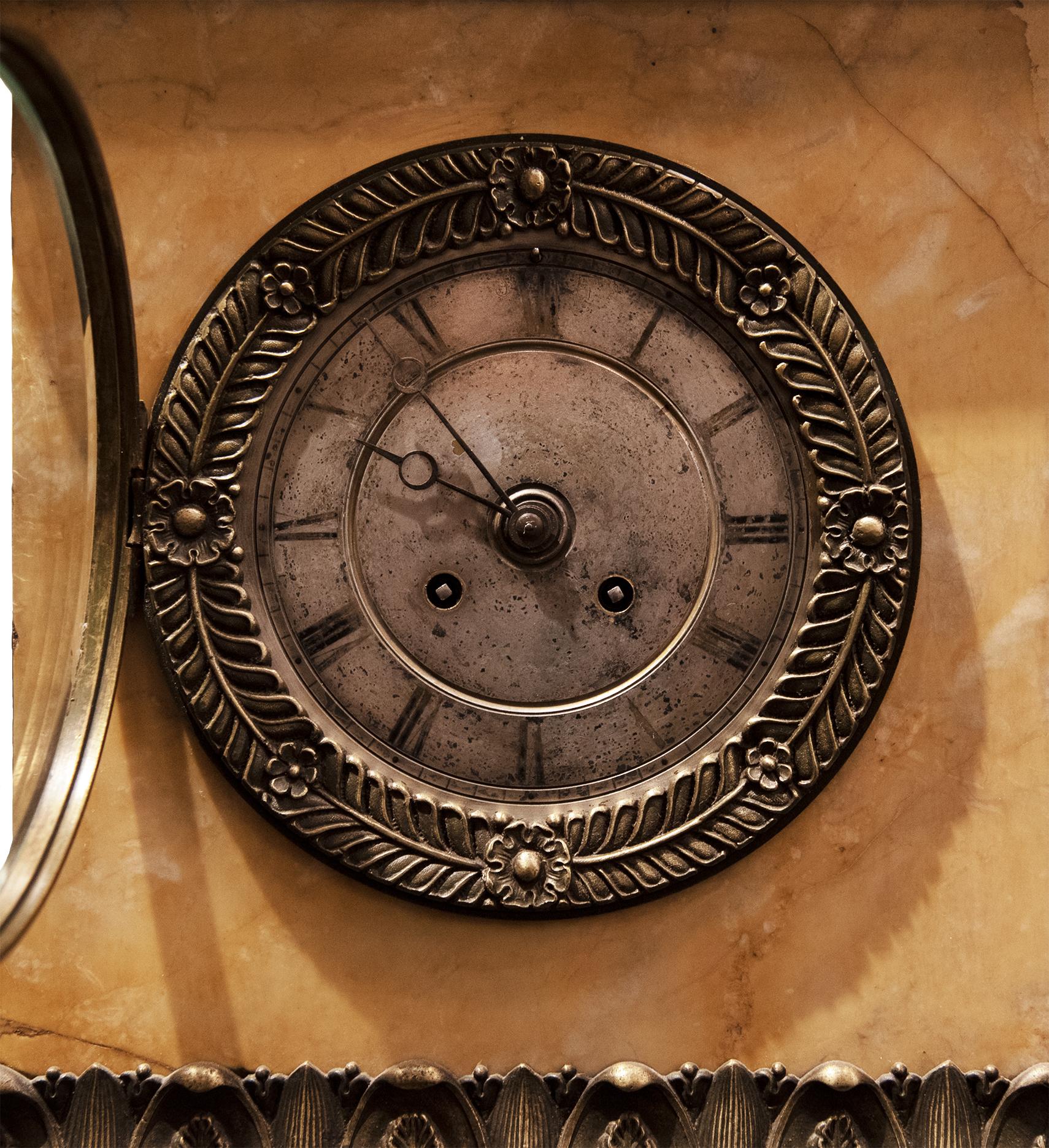 Français Horloge française en marbre du 19e siècle en vente