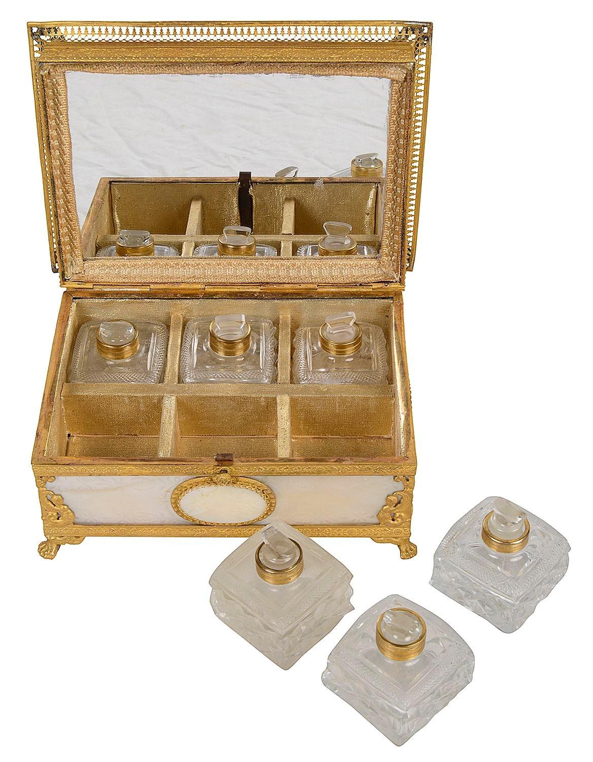 Incrusté Perfum français du 19ème siècle en nacre et ormolu Palais Royal en vente