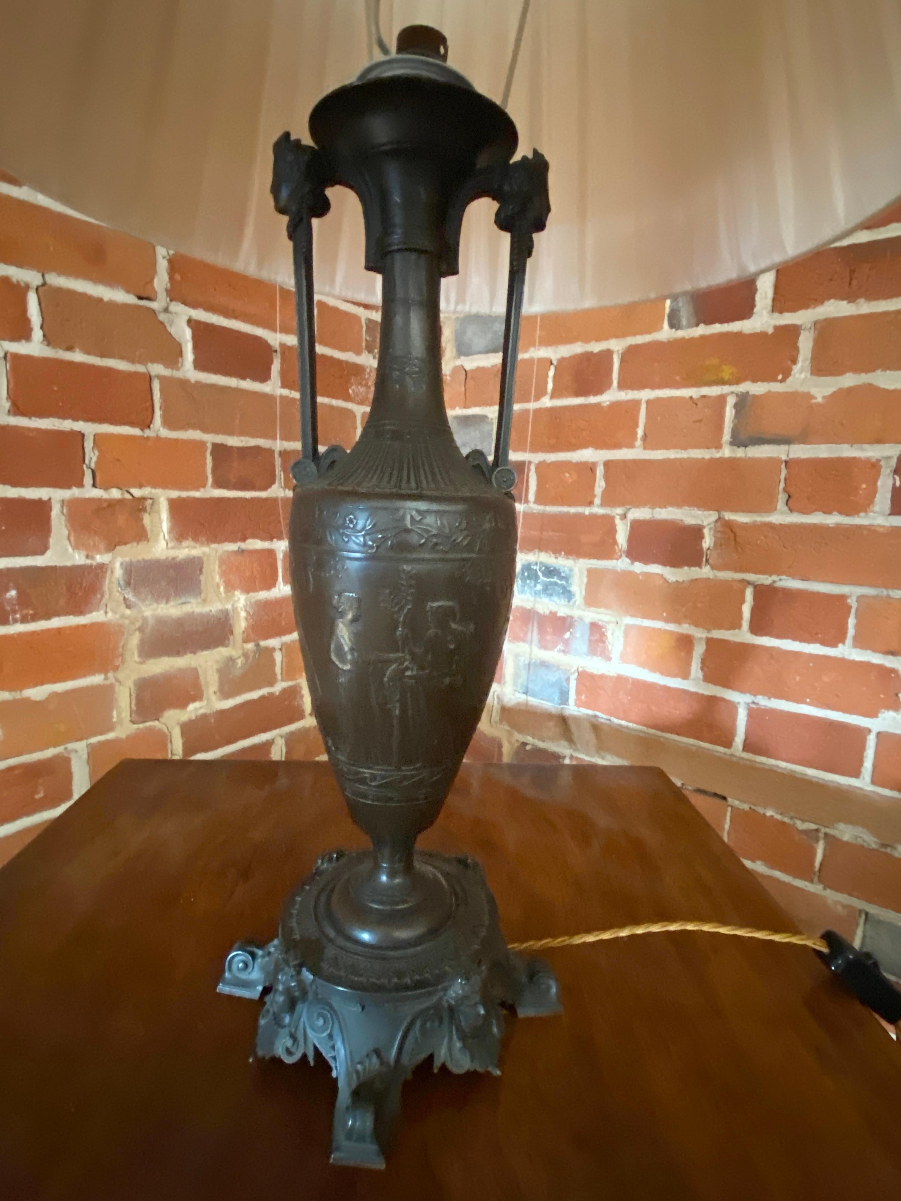 Grec classique Lampe en bronze classique néo-grecque française du 19e siècle par Henry Cahieux en vente