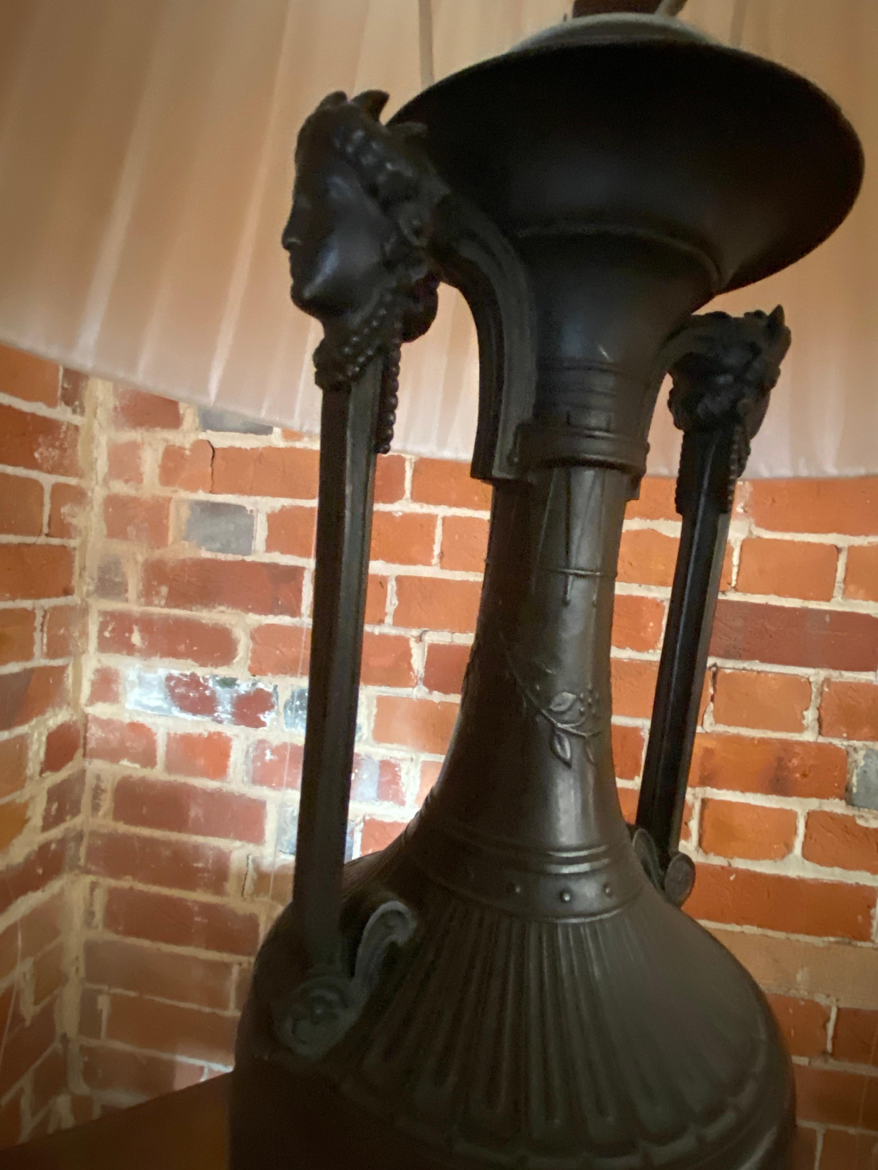 19th Century French Neo-Greek Classical Bronze Lamp by Henry Cahieux In Good Condition For Sale In Henley-on-Thames, Oxfordshire