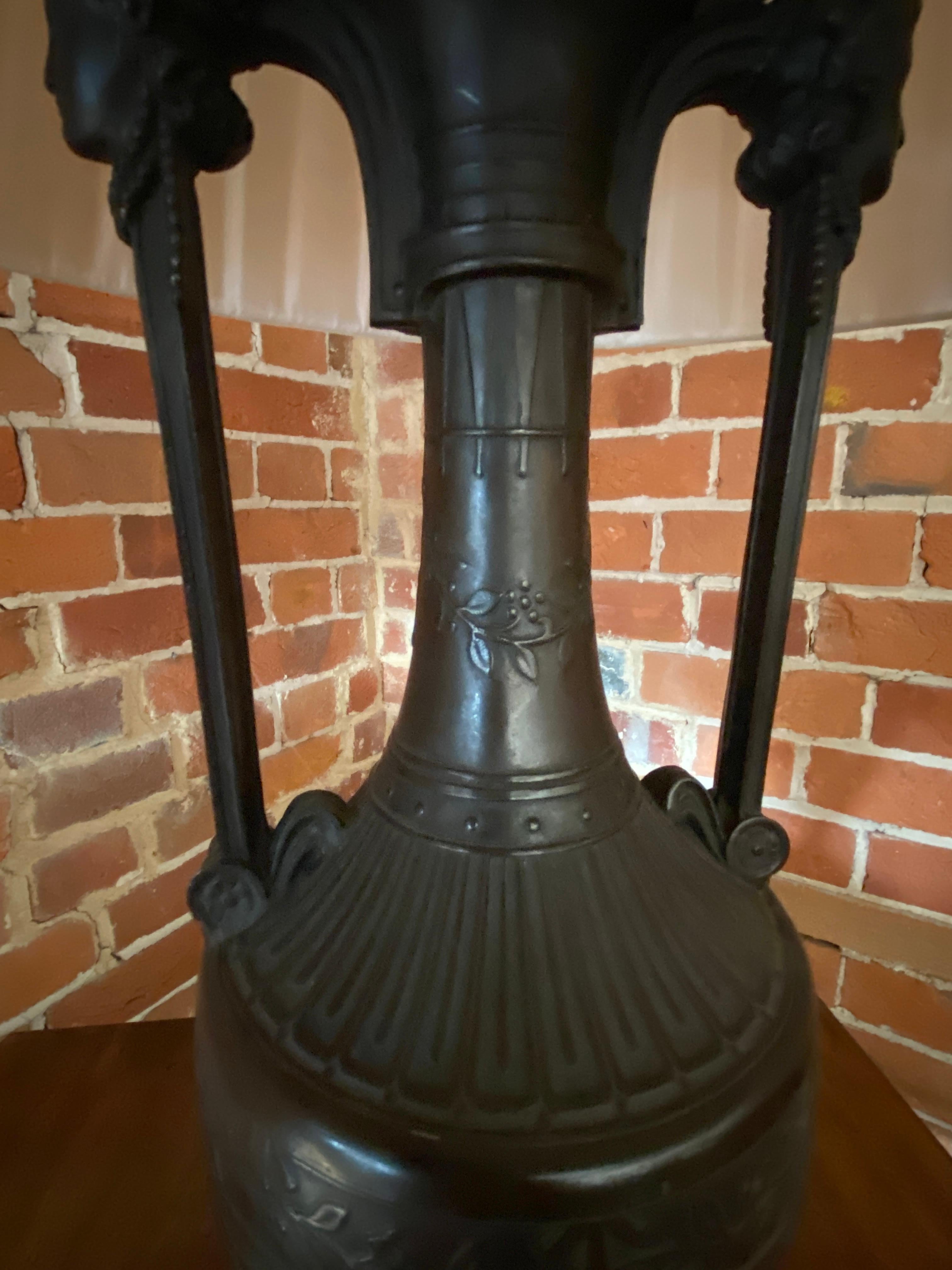 XIXe siècle Lampe en bronze classique néo-grecque française du 19e siècle par Henry Cahieux en vente
