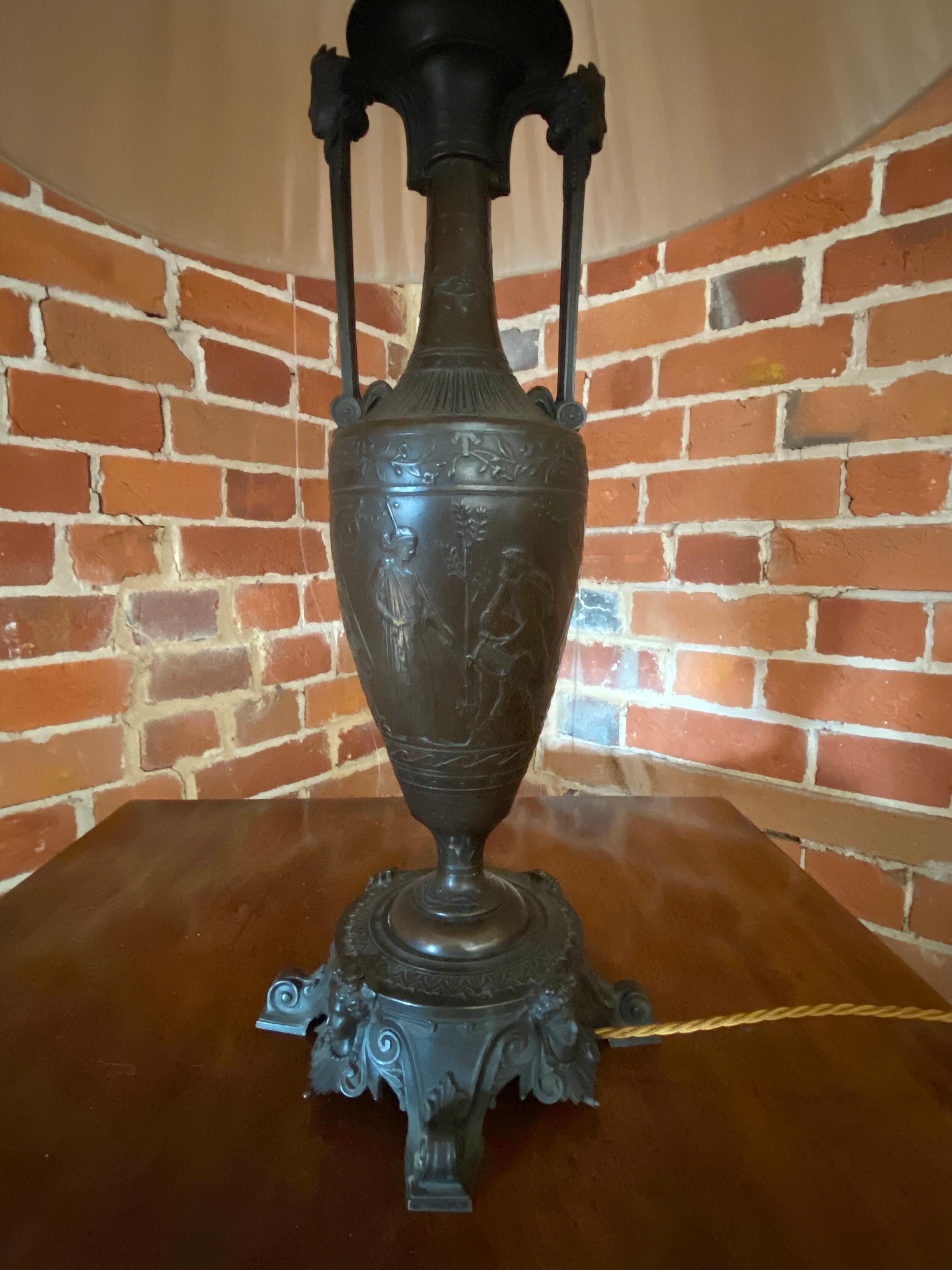 Lampe en bronze classique néo-grecque française du 19e siècle par Henry Cahieux en vente 1