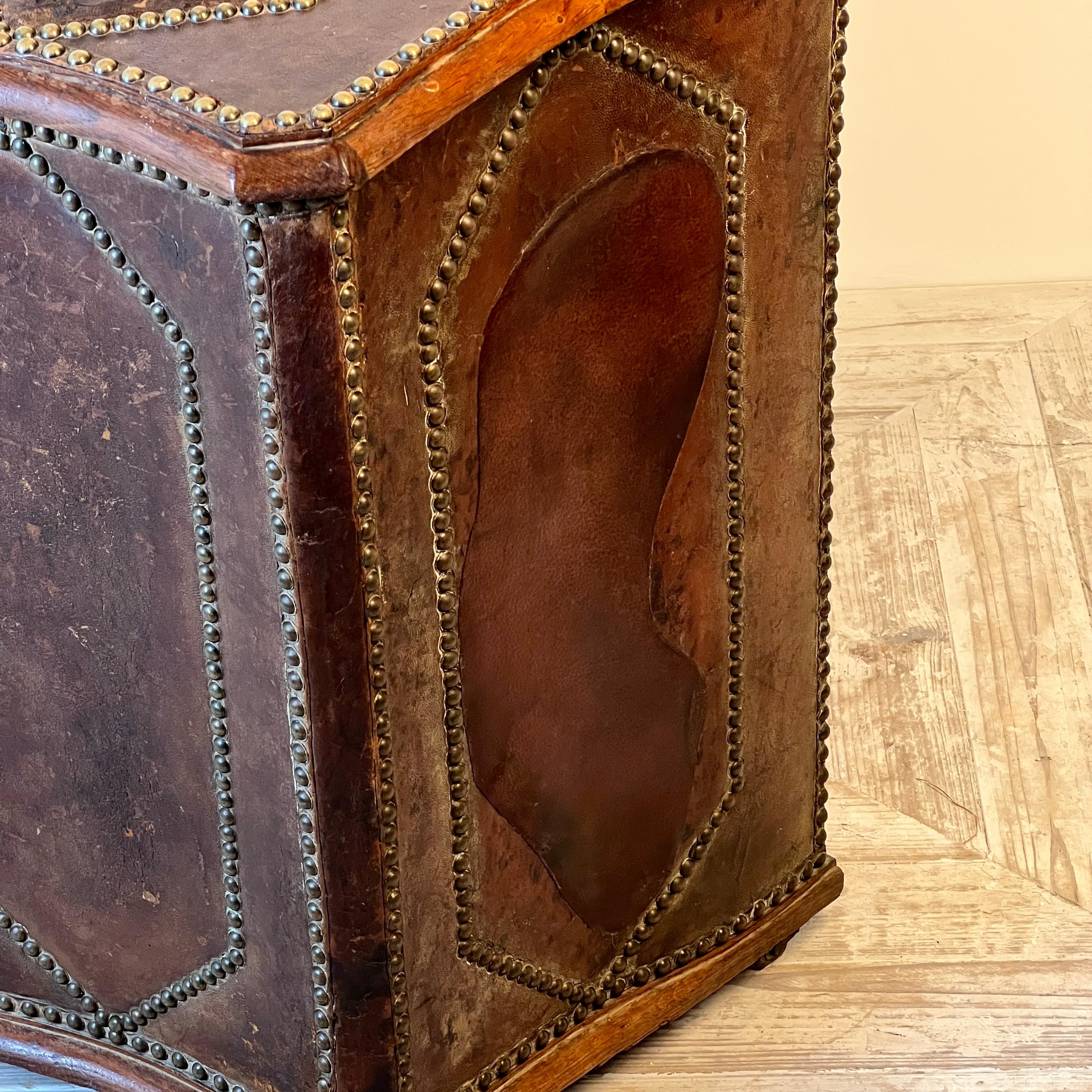 Scatola per tronchi o contenitori in pelle e Oak francese del XIX secolo in vendita 4